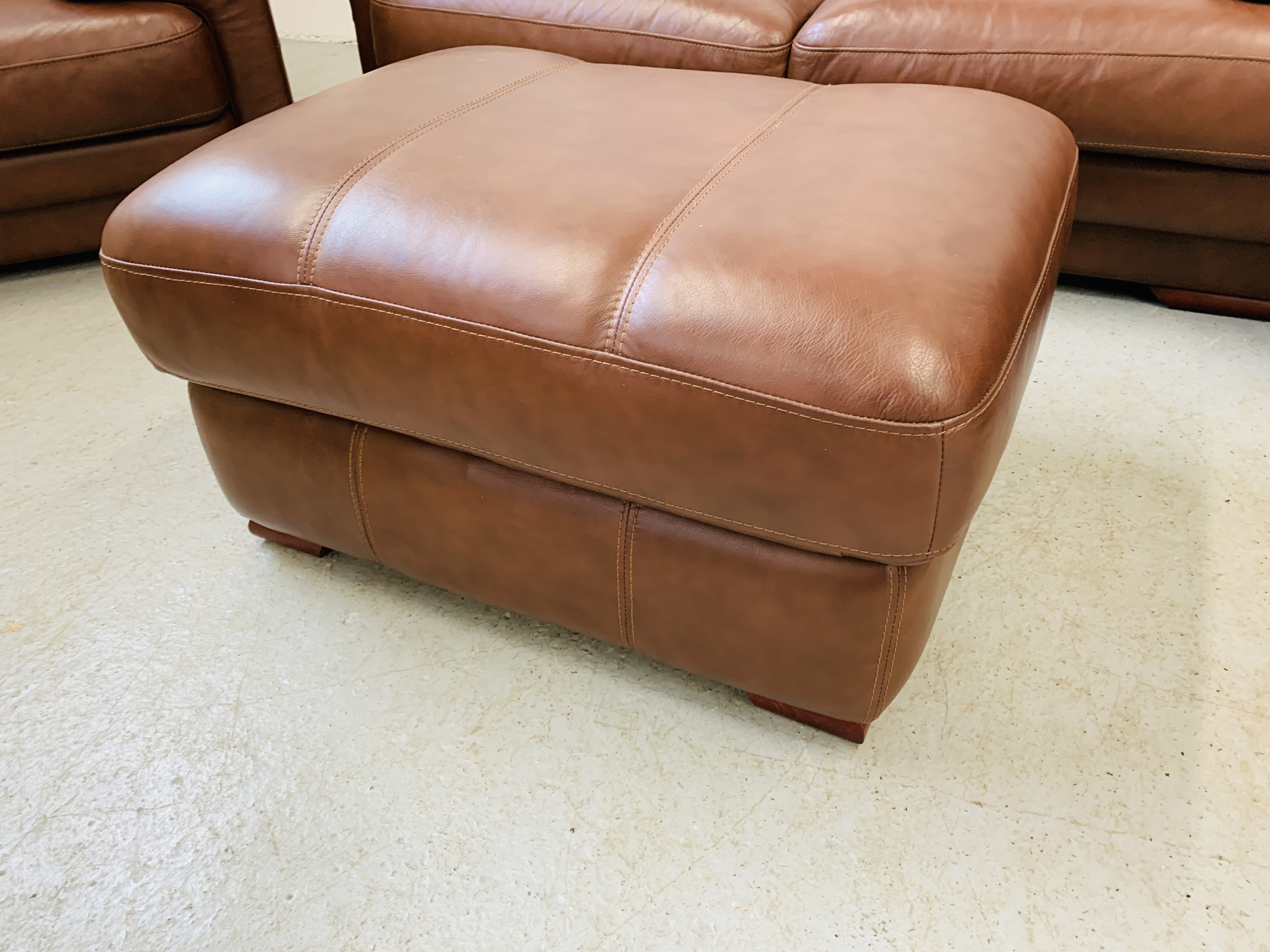 A GOOD QUALITY TAN LEATHER THREE PIECE LOUNGE SUITE WITH MATCHING FOOT STOOL - Image 4 of 24
