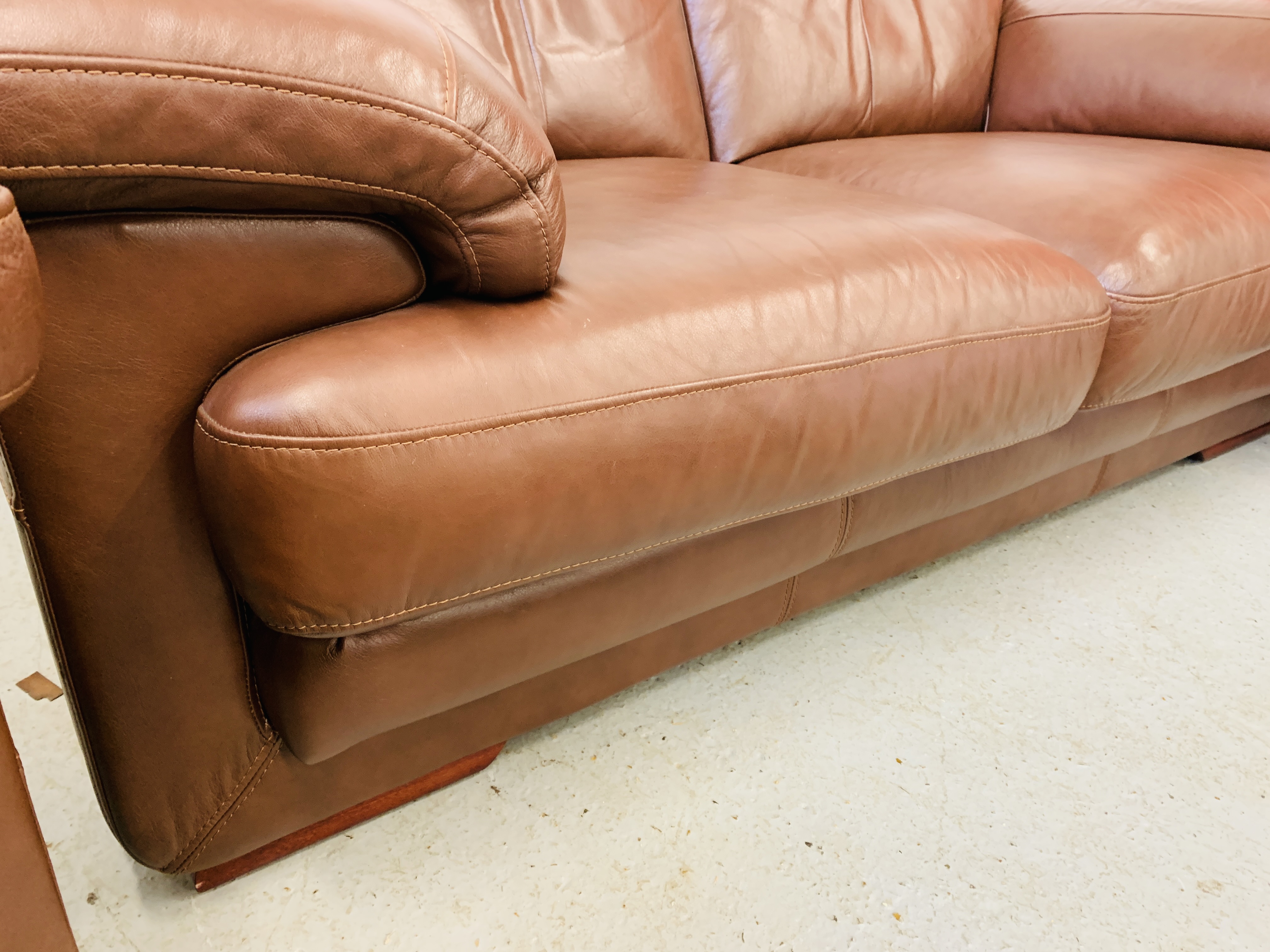 A GOOD QUALITY TAN LEATHER THREE PIECE LOUNGE SUITE WITH MATCHING FOOT STOOL - Image 11 of 24