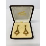 A PAIR OF 9CT GOLD DROP EARRINGS OF PEAR DROP DESIGN