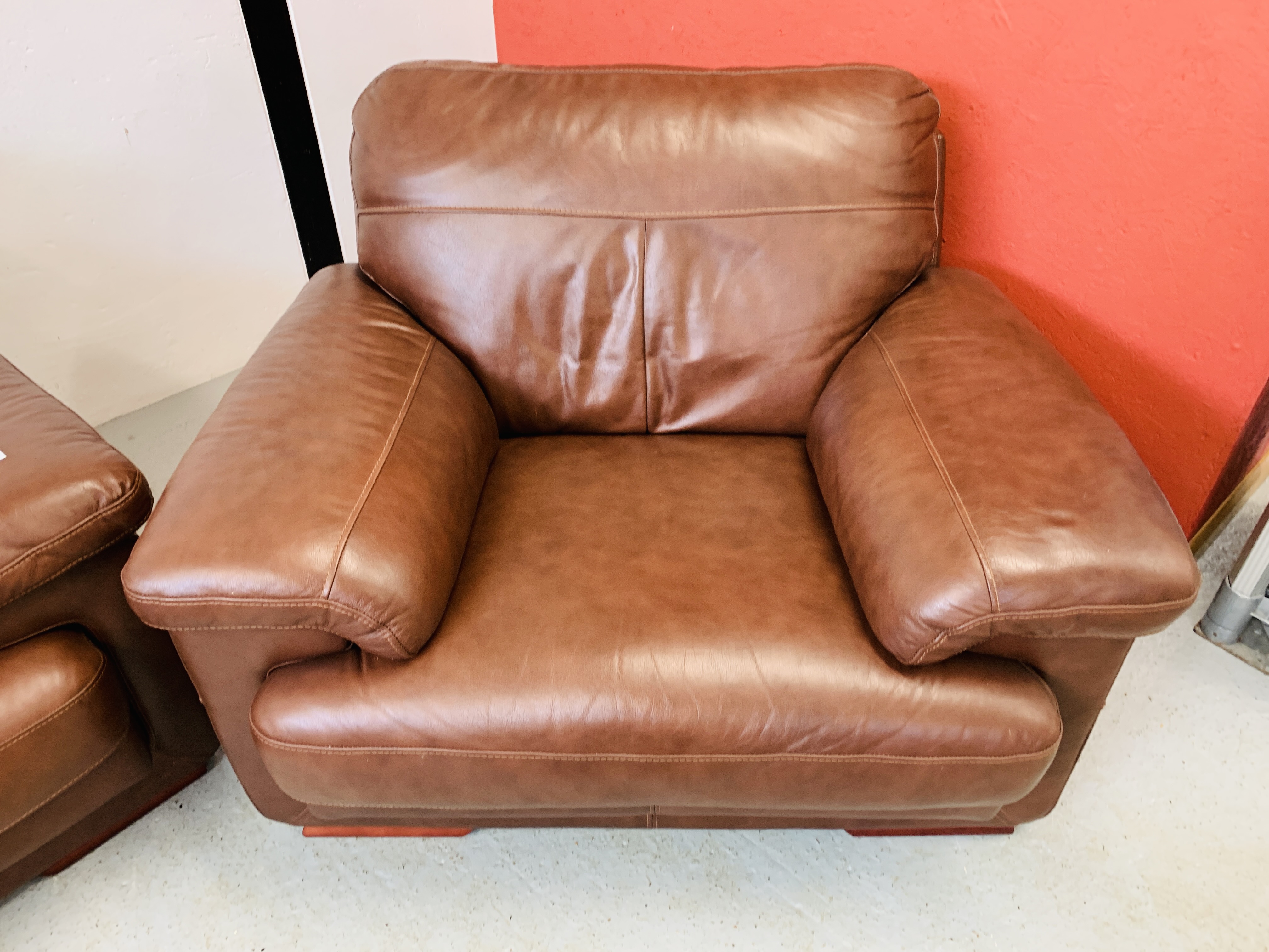 A GOOD QUALITY TAN LEATHER THREE PIECE LOUNGE SUITE WITH MATCHING FOOT STOOL - Image 19 of 24