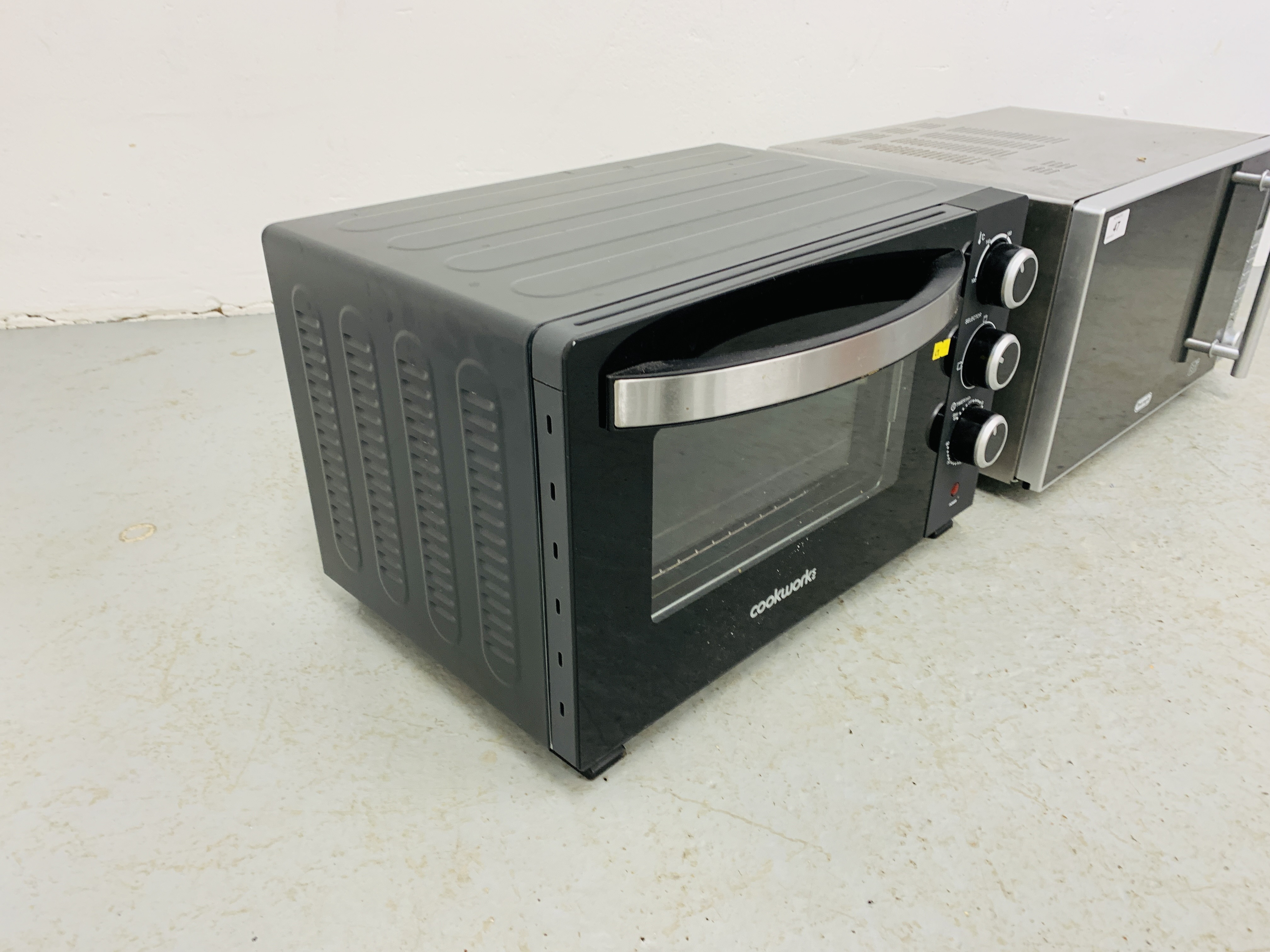 A DELONGHI 900 WATT MICROWAVE OVEN AND A COOKWORKS TABLE TOP OVEN - SOLD AS SEEN - Image 3 of 9