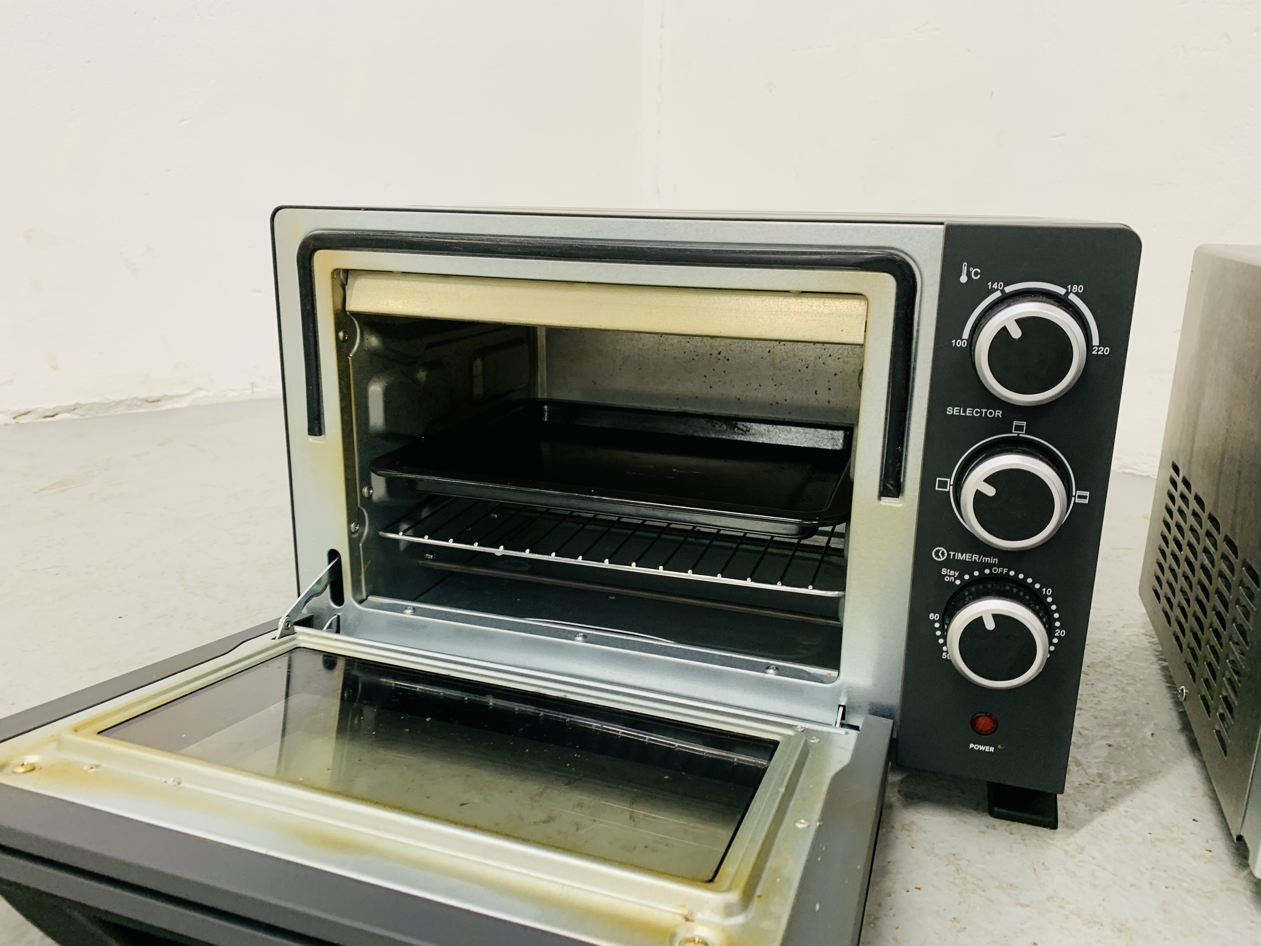 A DELONGHI 900 WATT MICROWAVE OVEN AND A COOKWORKS TABLE TOP OVEN - SOLD AS SEEN - Image 9 of 9