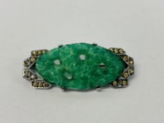 AN ORIENTAL SILVER BROOCH MARKED 935 SET WITH SMALL WHITE STONES AND A CARVED AND PIERCED JADE