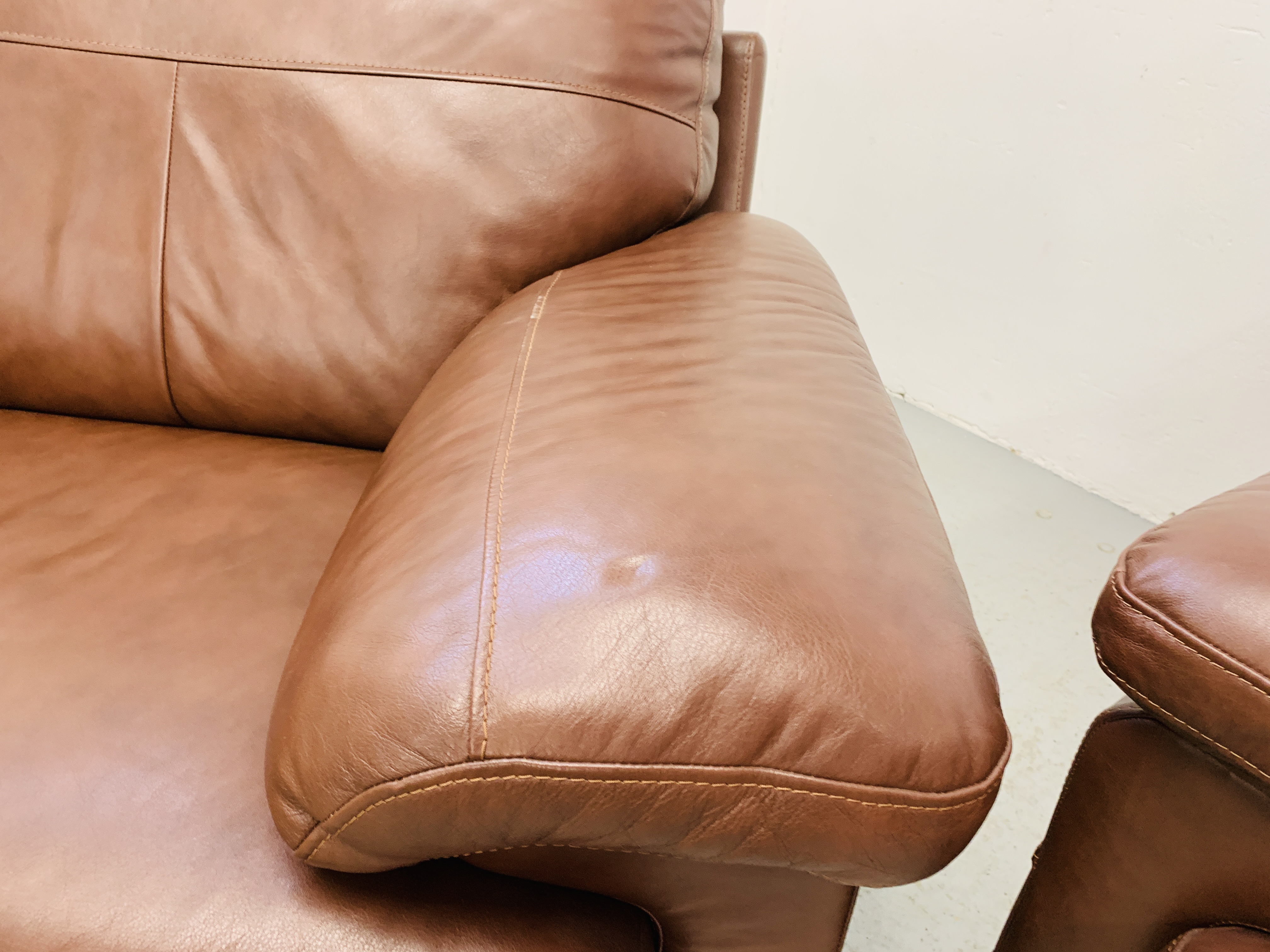 A GOOD QUALITY TAN LEATHER THREE PIECE LOUNGE SUITE WITH MATCHING FOOT STOOL - Image 16 of 24