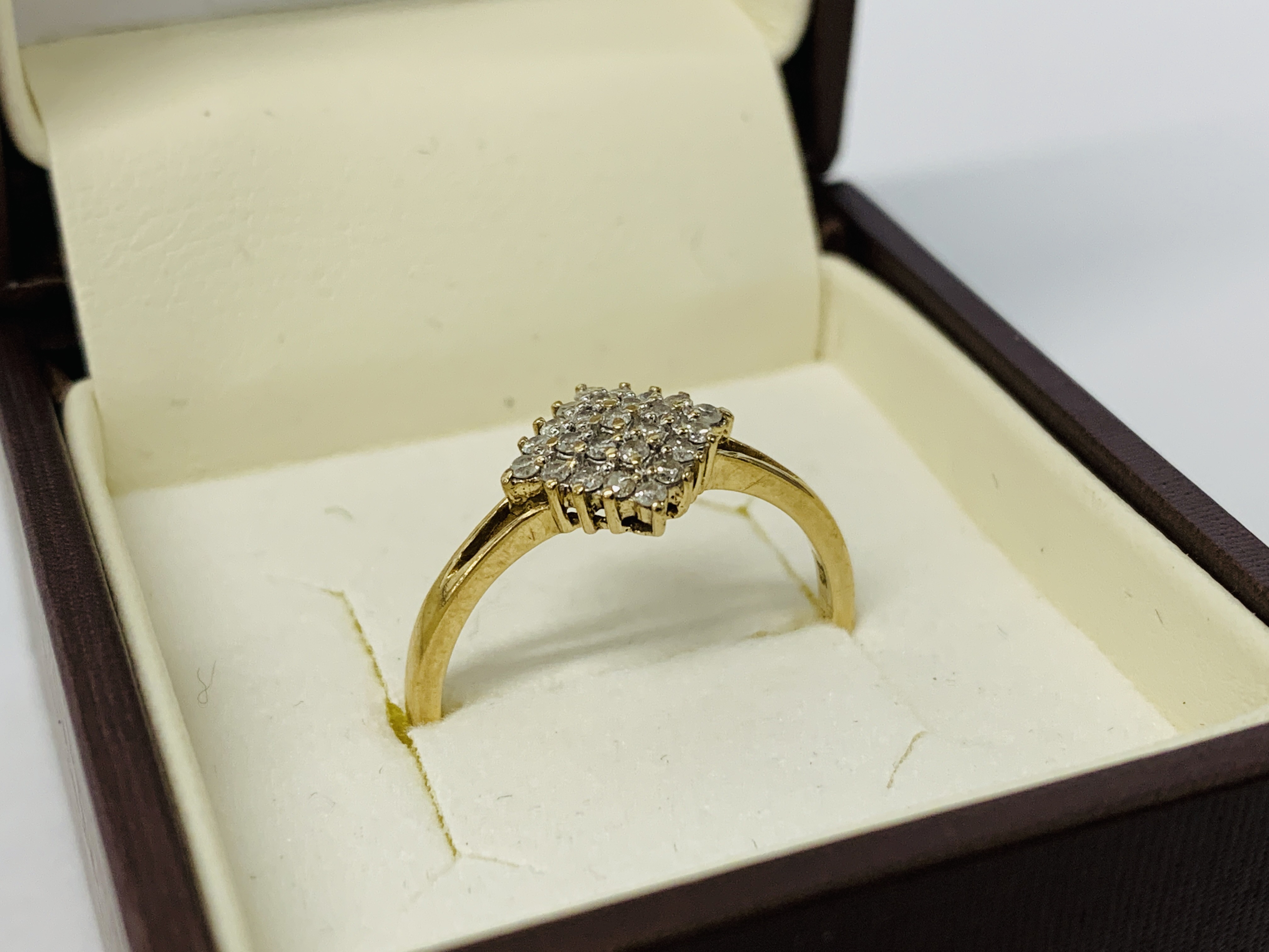 A 9CT GOLD DIAMOND SET CLUSTER RING - Image 3 of 10