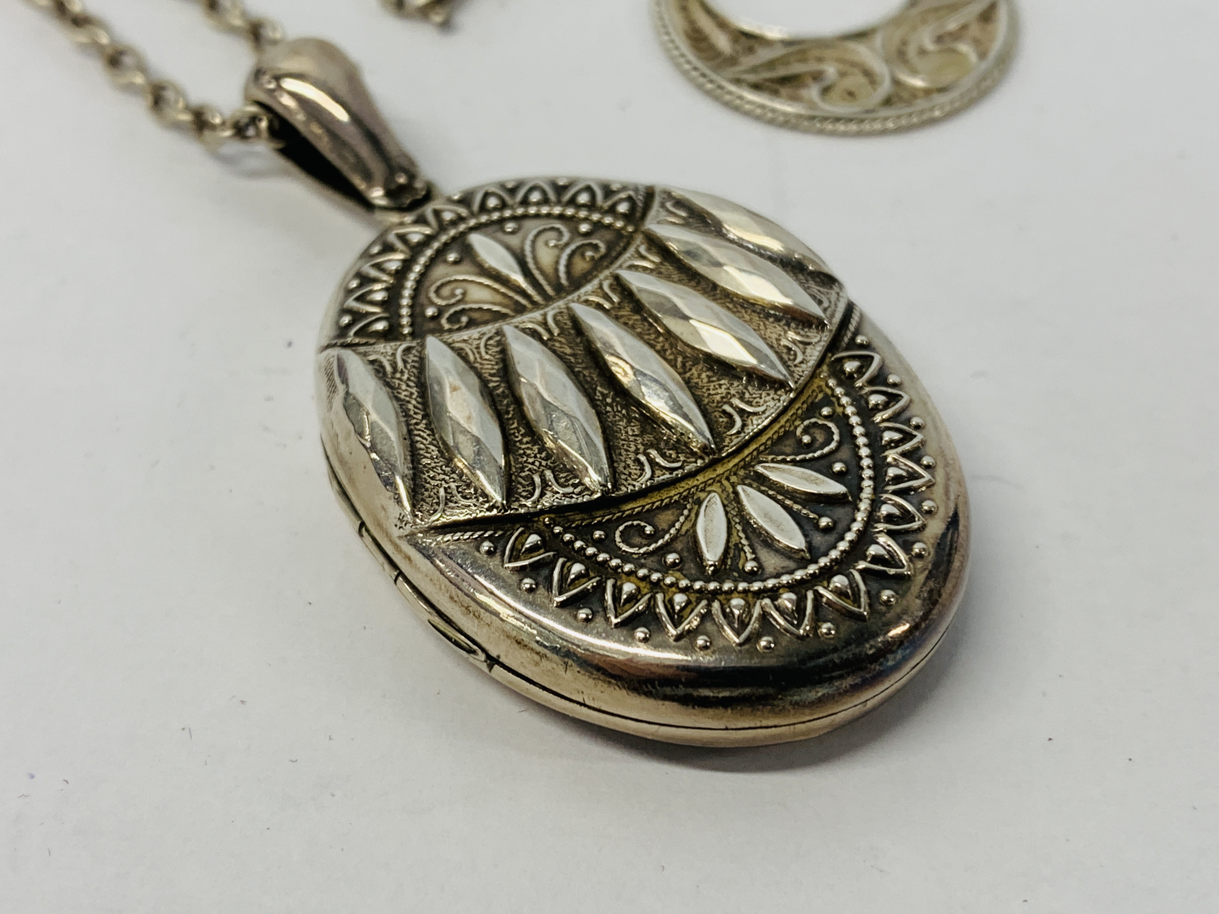 A SILVER OVAL LOCKET ON CHAIN IN A BULLENS OF NORWICH BOX - Image 2 of 9