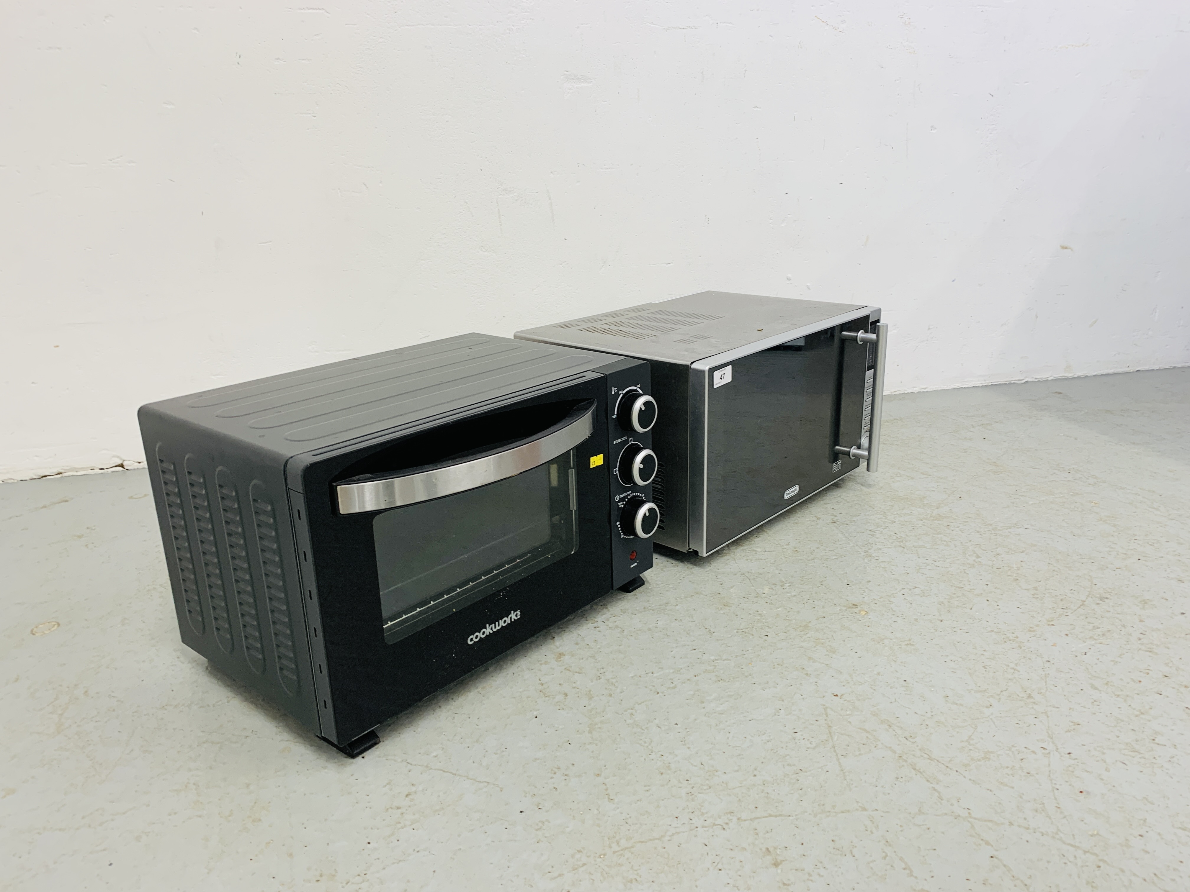 A DELONGHI 900 WATT MICROWAVE OVEN AND A COOKWORKS TABLE TOP OVEN - SOLD AS SEEN - Image 2 of 9