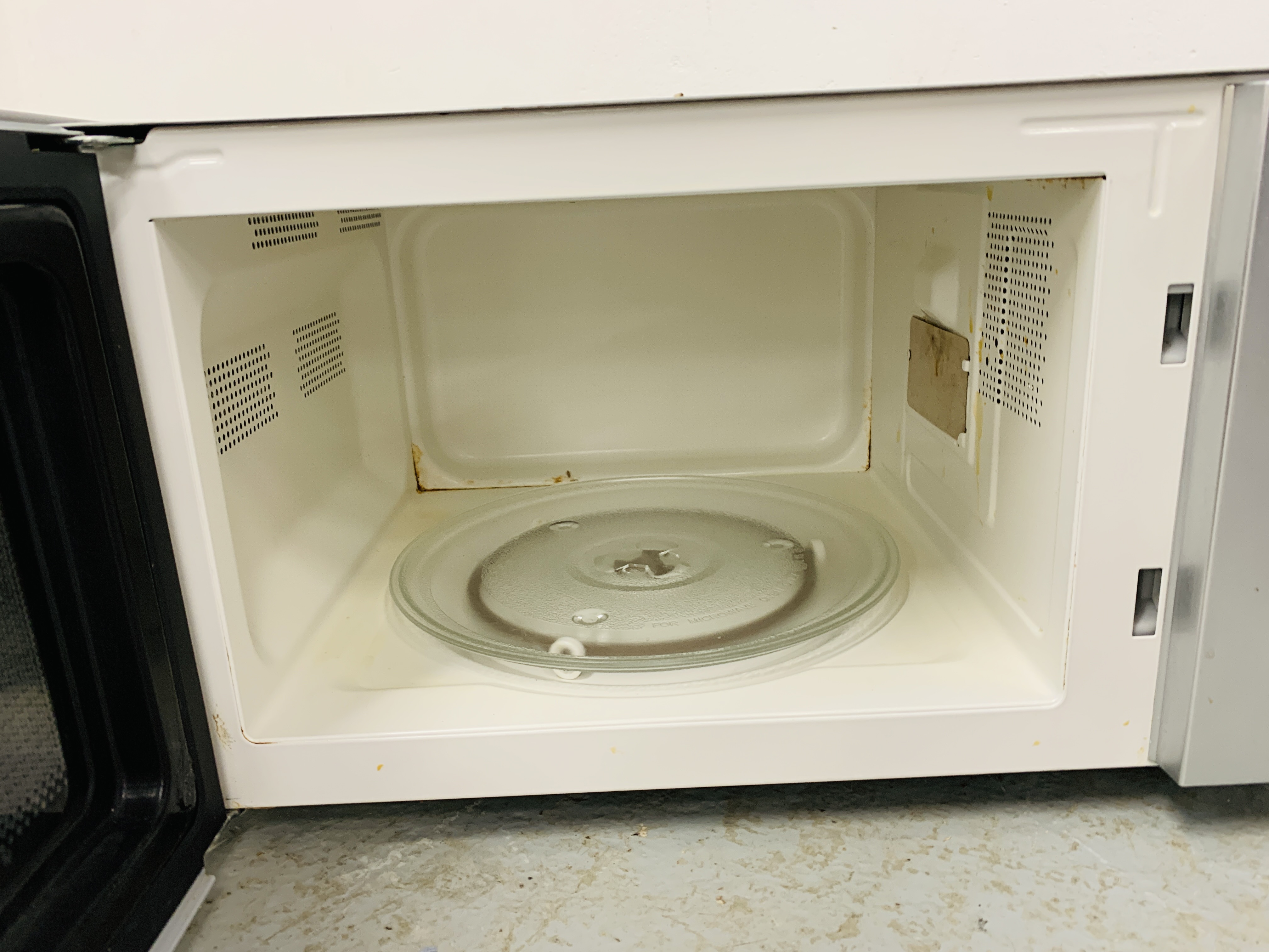 A DELONGHI 900 WATT MICROWAVE OVEN AND A COOKWORKS TABLE TOP OVEN - SOLD AS SEEN - Image 8 of 9