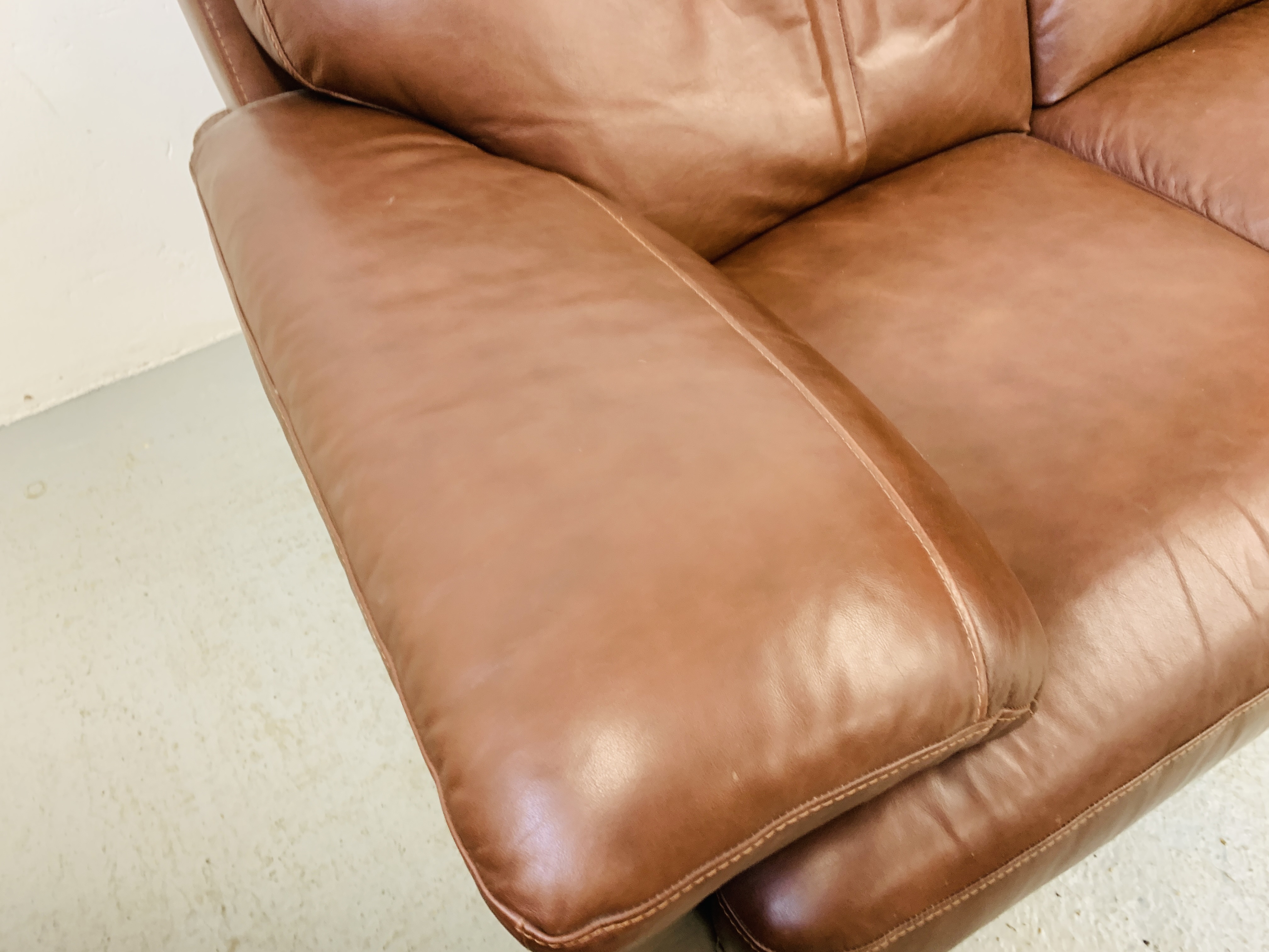 A GOOD QUALITY TAN LEATHER THREE PIECE LOUNGE SUITE WITH MATCHING FOOT STOOL - Image 10 of 24