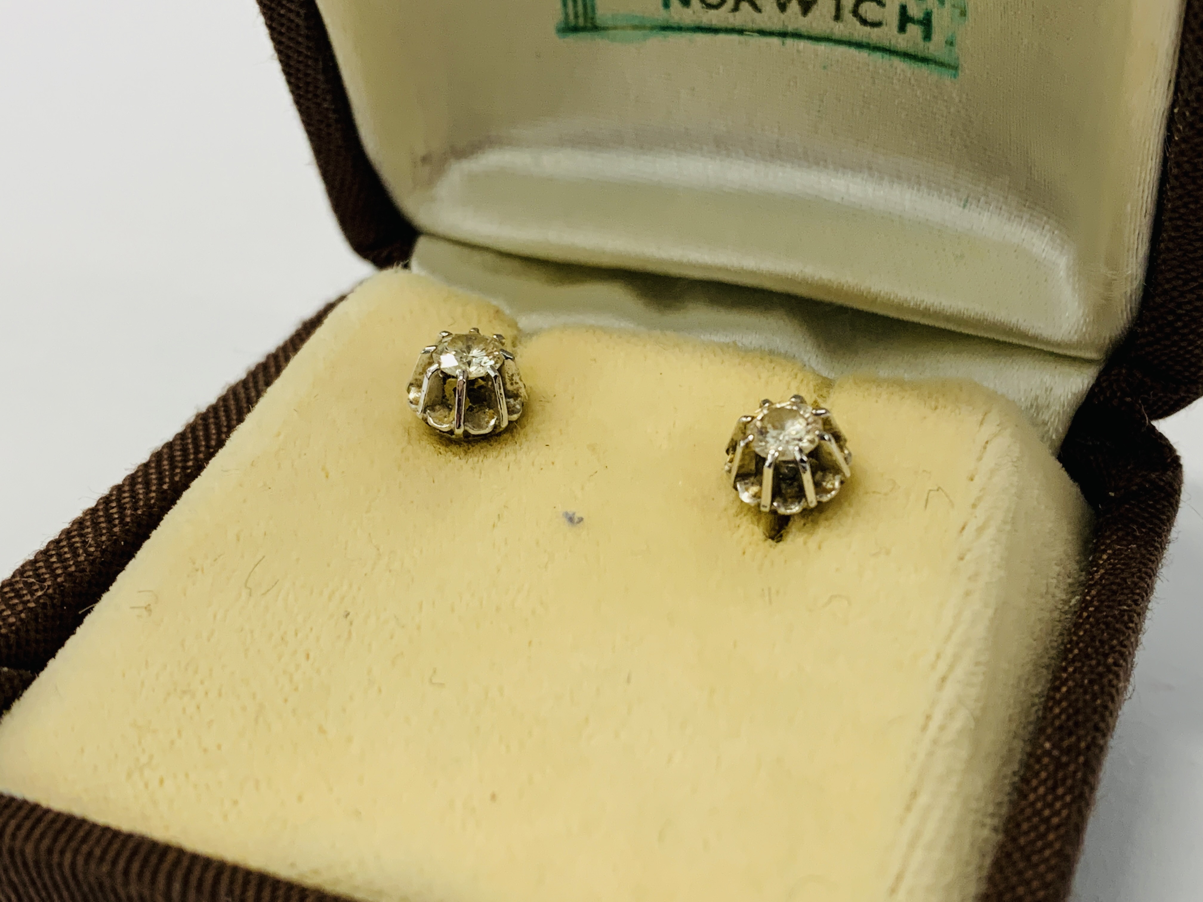 A PAIR OF 18CT WHITE GOLD DIAMOND STUD EARRINGS. - Image 4 of 6