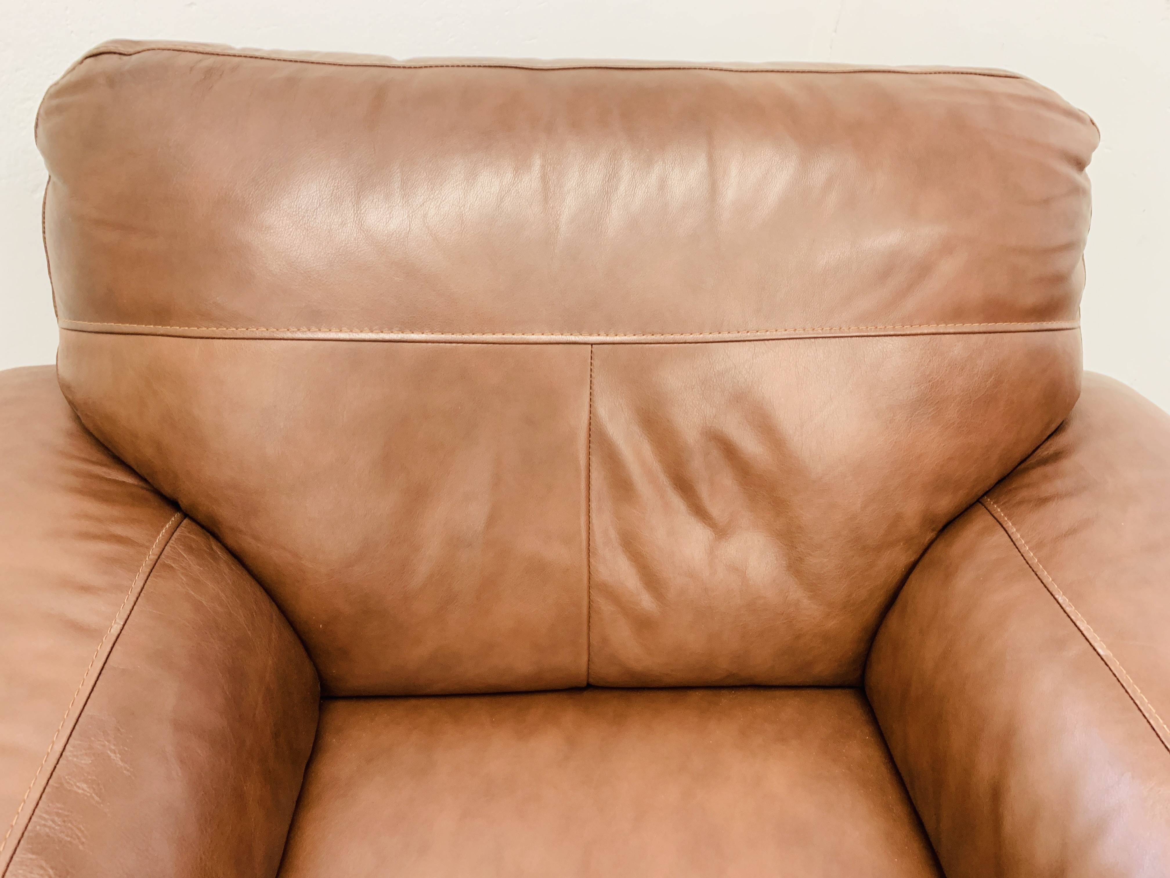 A GOOD QUALITY TAN LEATHER THREE PIECE LOUNGE SUITE WITH MATCHING FOOT STOOL - Image 18 of 24