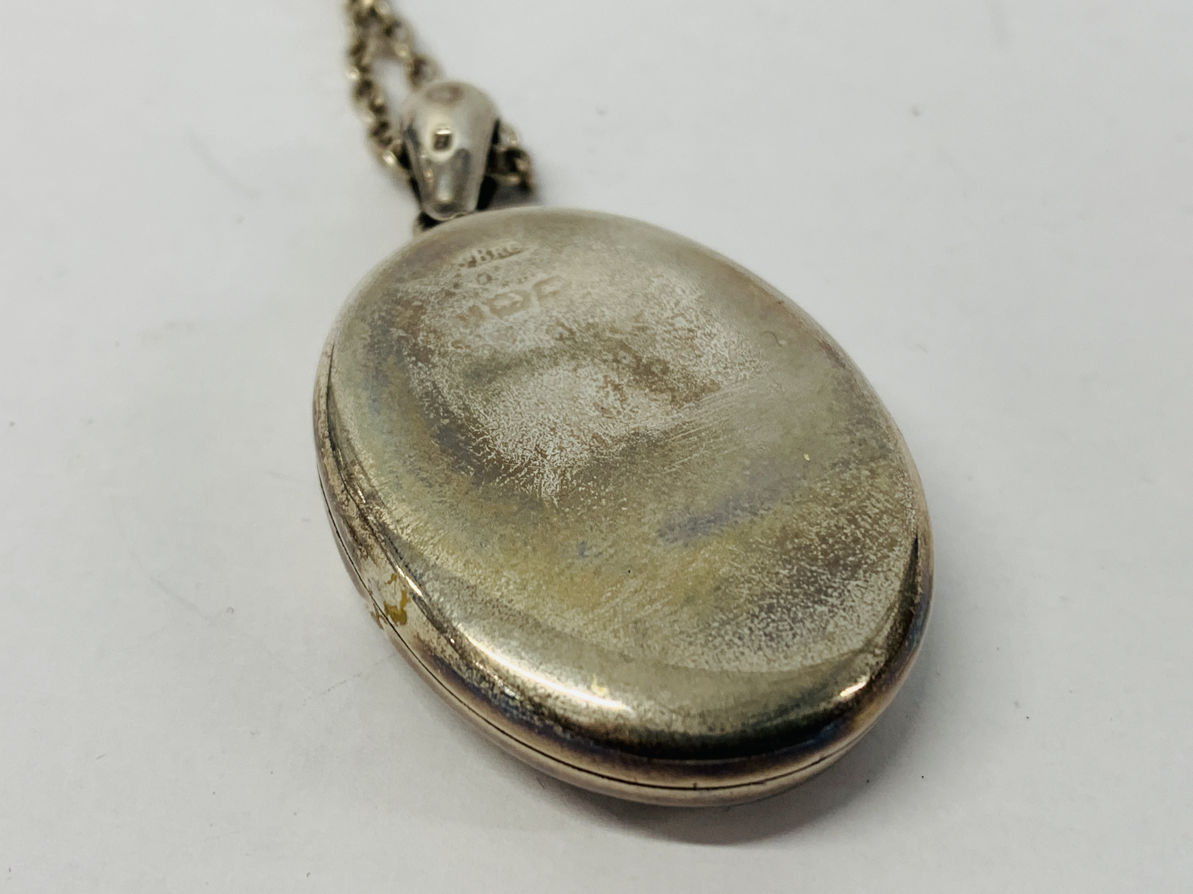 A SILVER OVAL LOCKET ON CHAIN IN A BULLENS OF NORWICH BOX - Image 8 of 9