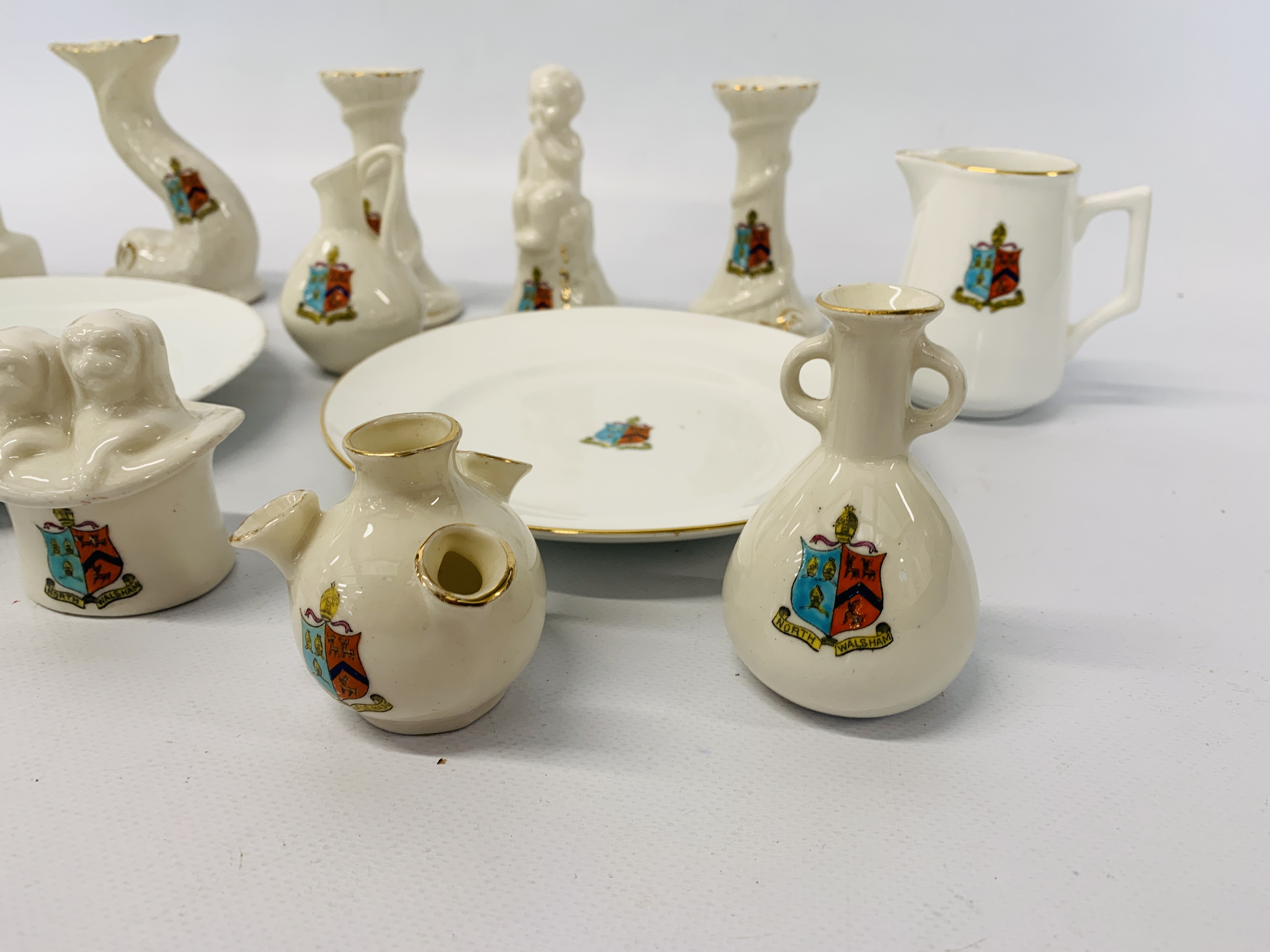A COLLECTION OF APPROX 16 PIECES OF NORTH WALSHAM CRESTED WARE MARKED FLORENTINE CHINA TO INCLUDE - Image 7 of 11