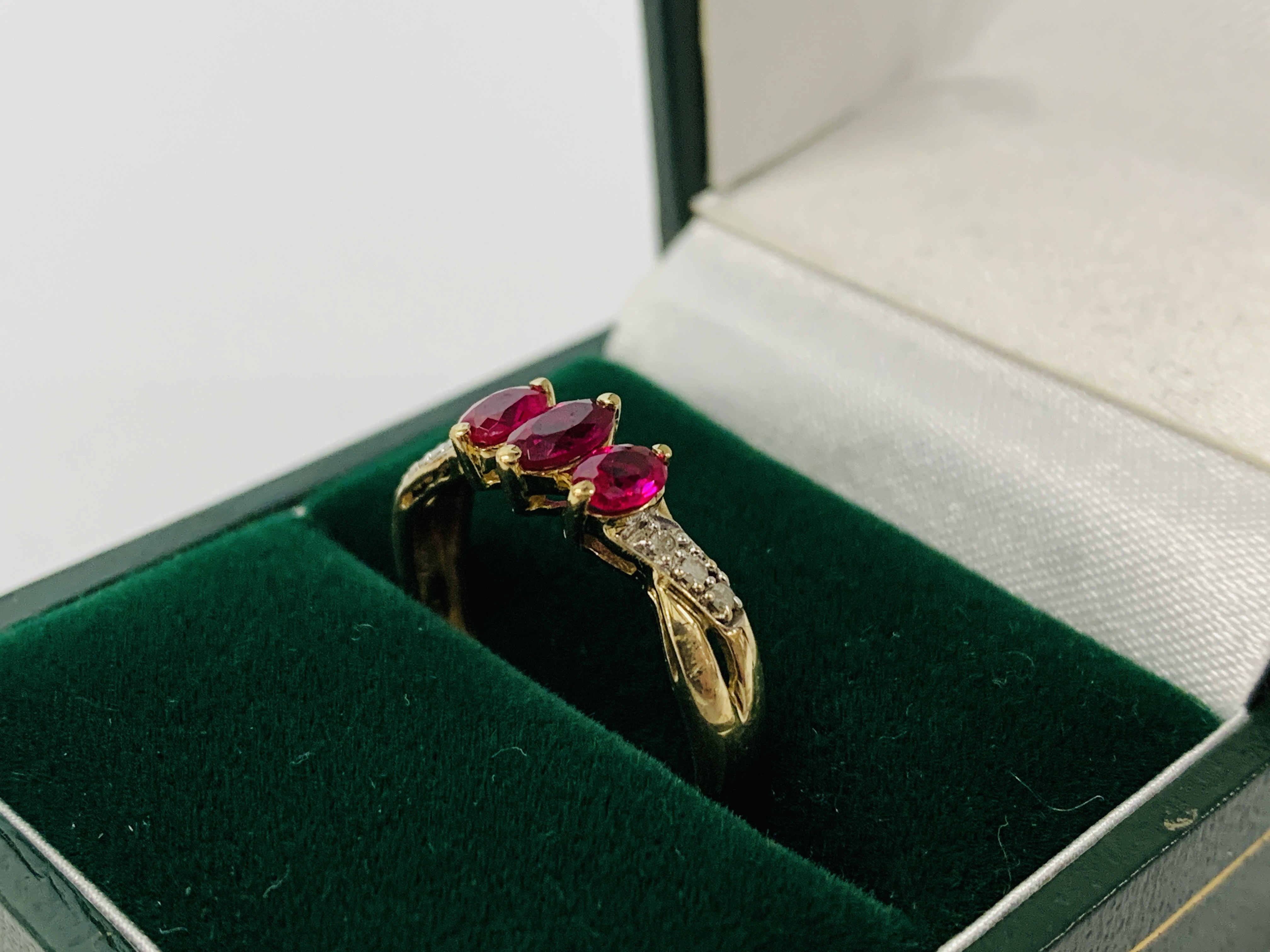 A 9CT GOLD THREE STONE RUBY RING WITH DIAMOND SET SHOULDERS - Image 4 of 8