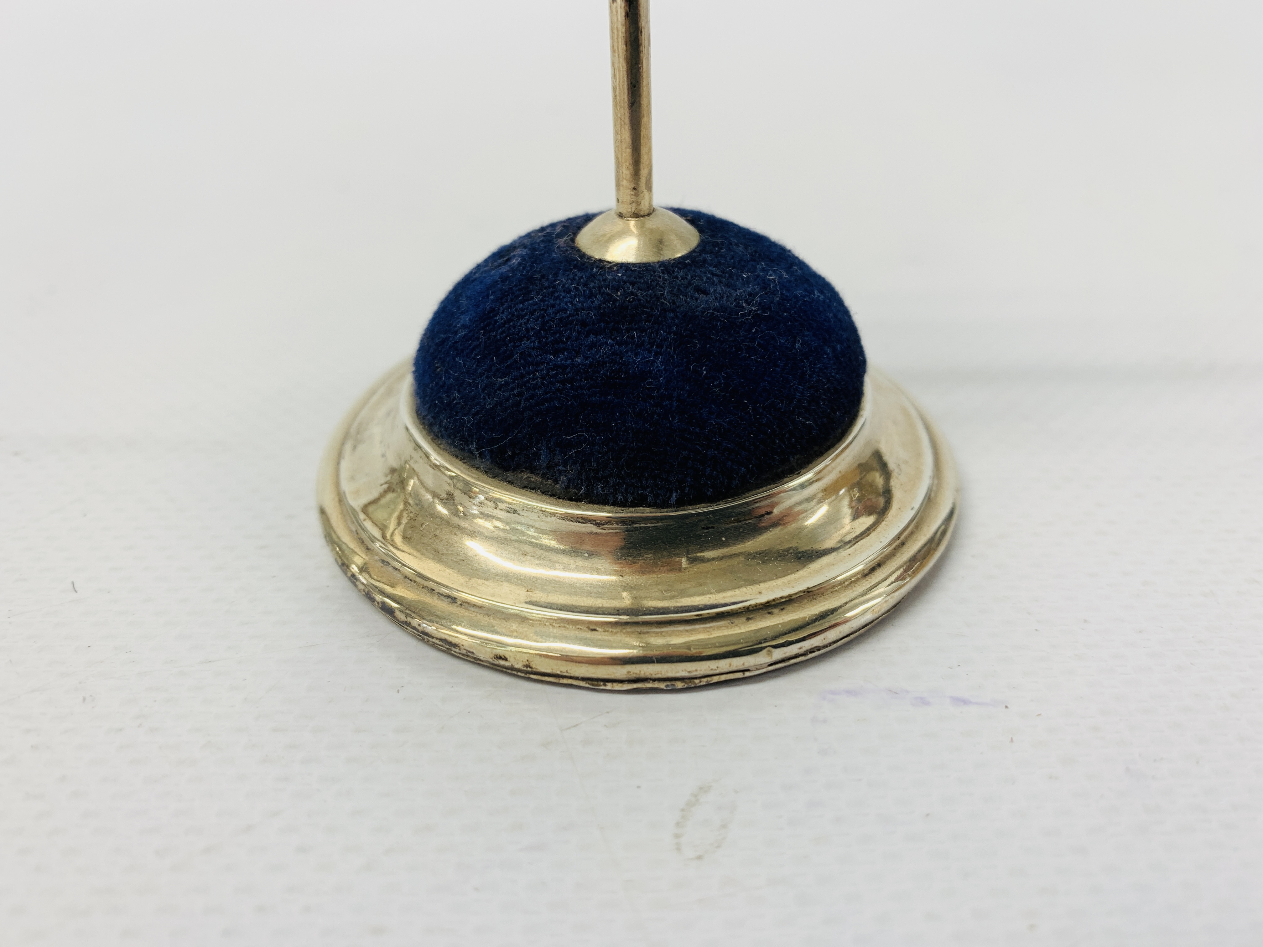 A SILVER HAT PIN STAND BY EW LTD, BIRMINGHAM 1908, HEIGHT 12.5CM. - Image 3 of 9