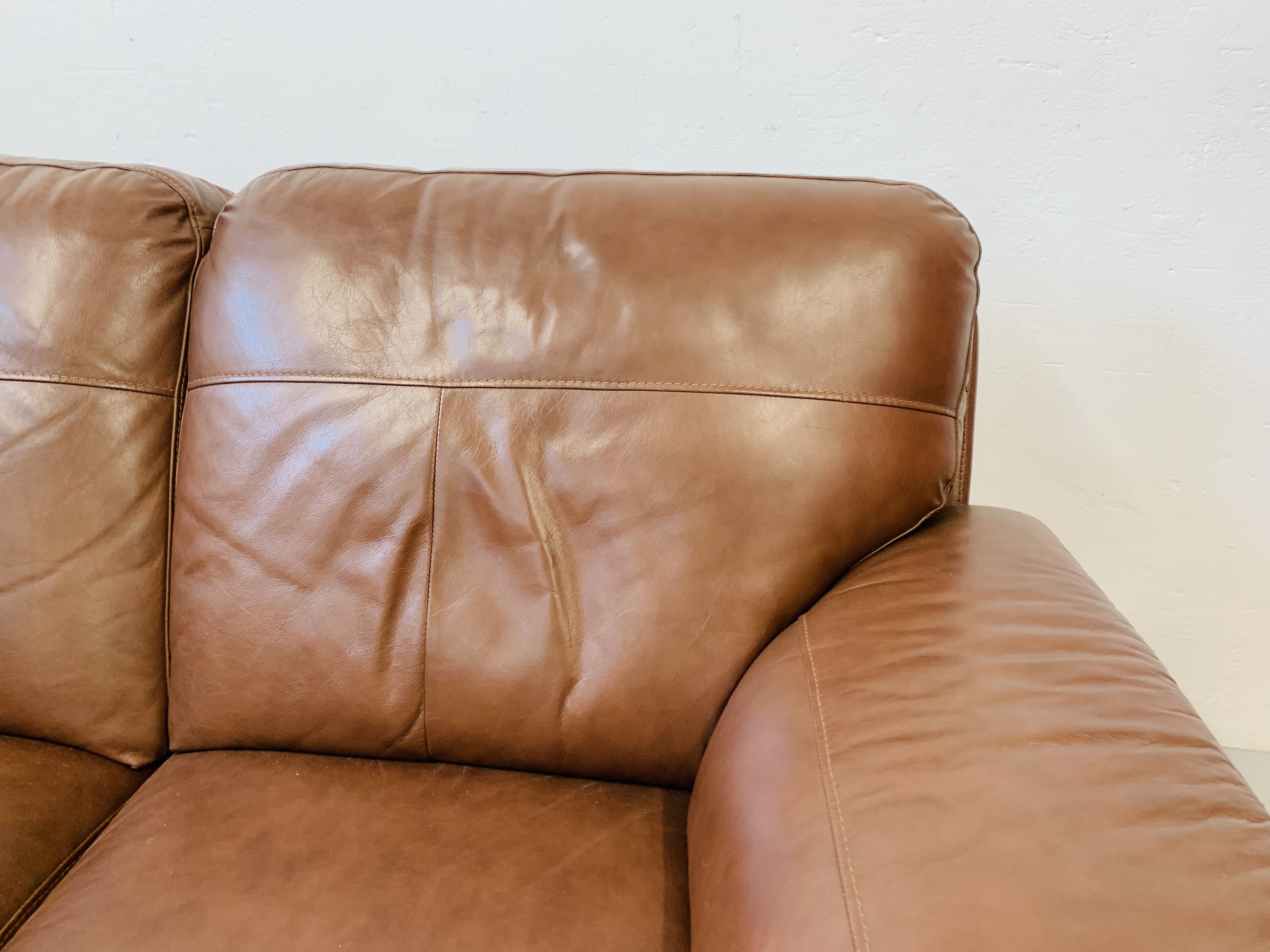 A GOOD QUALITY TAN LEATHER THREE PIECE LOUNGE SUITE WITH MATCHING FOOT STOOL - Image 8 of 24