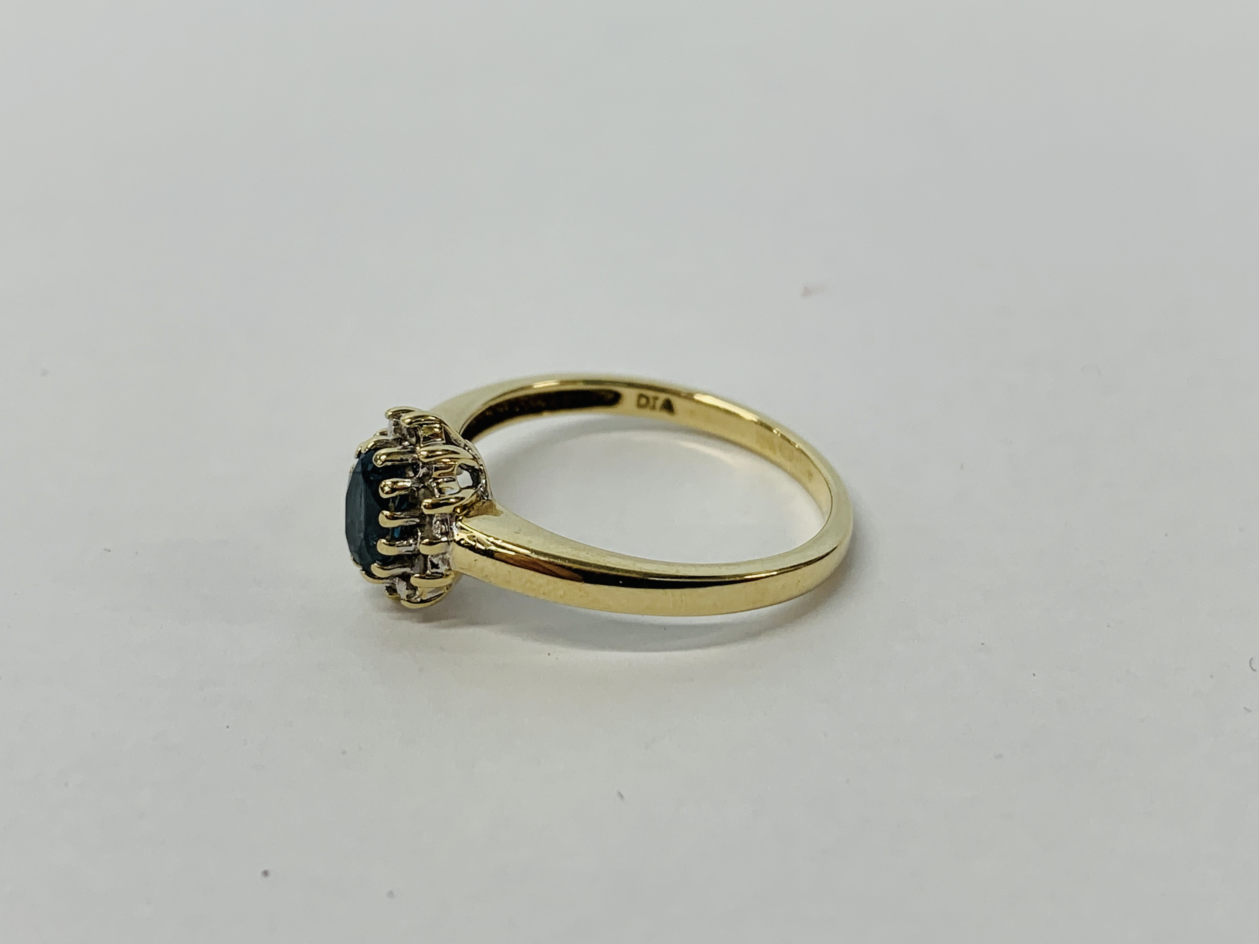 A 9CT GOLD CORNFLOWER BLUE SAPPHIRE AND DIAMOND RING - Image 6 of 8