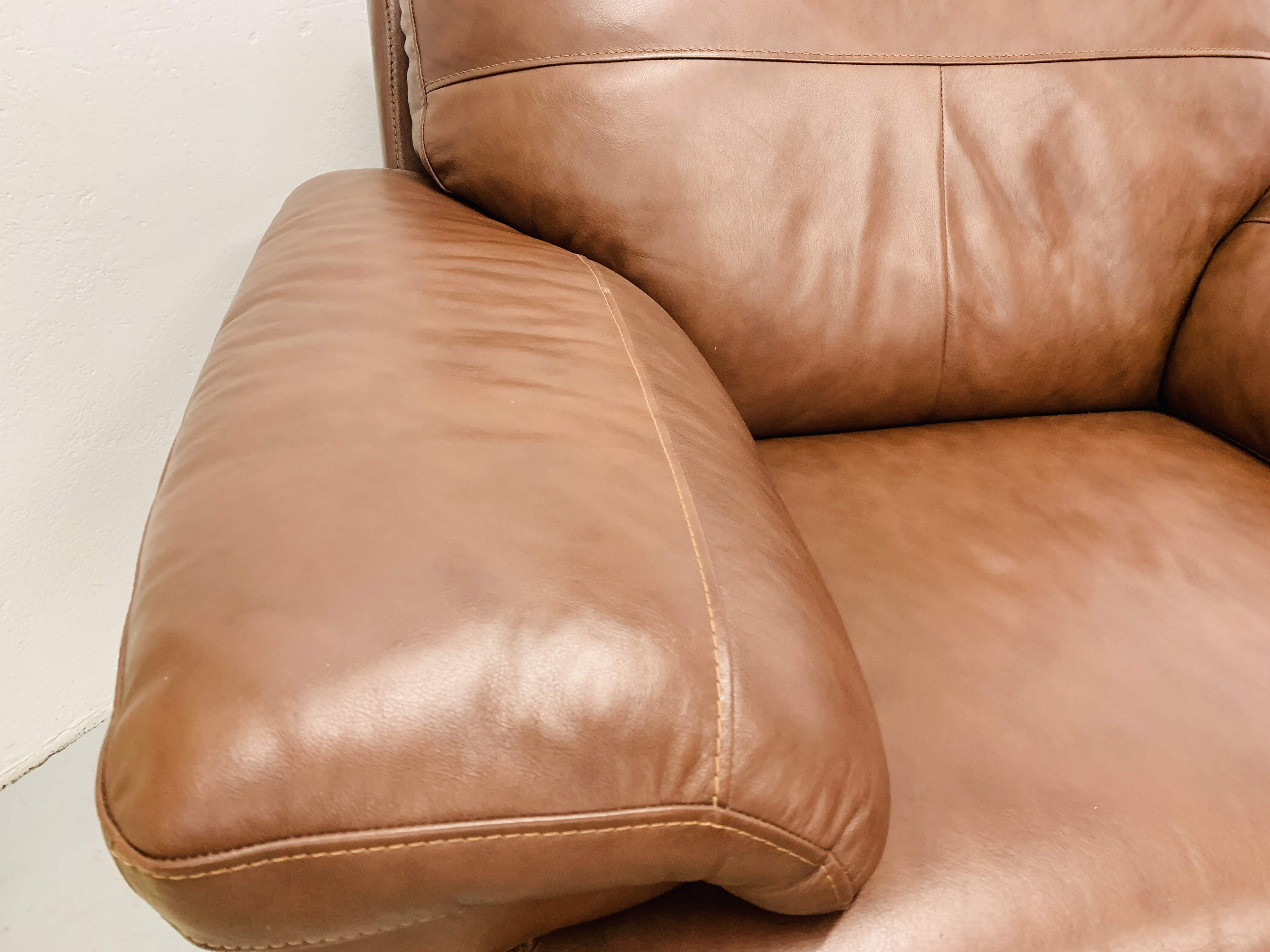 A GOOD QUALITY TAN LEATHER THREE PIECE LOUNGE SUITE WITH MATCHING FOOT STOOL - Image 17 of 24