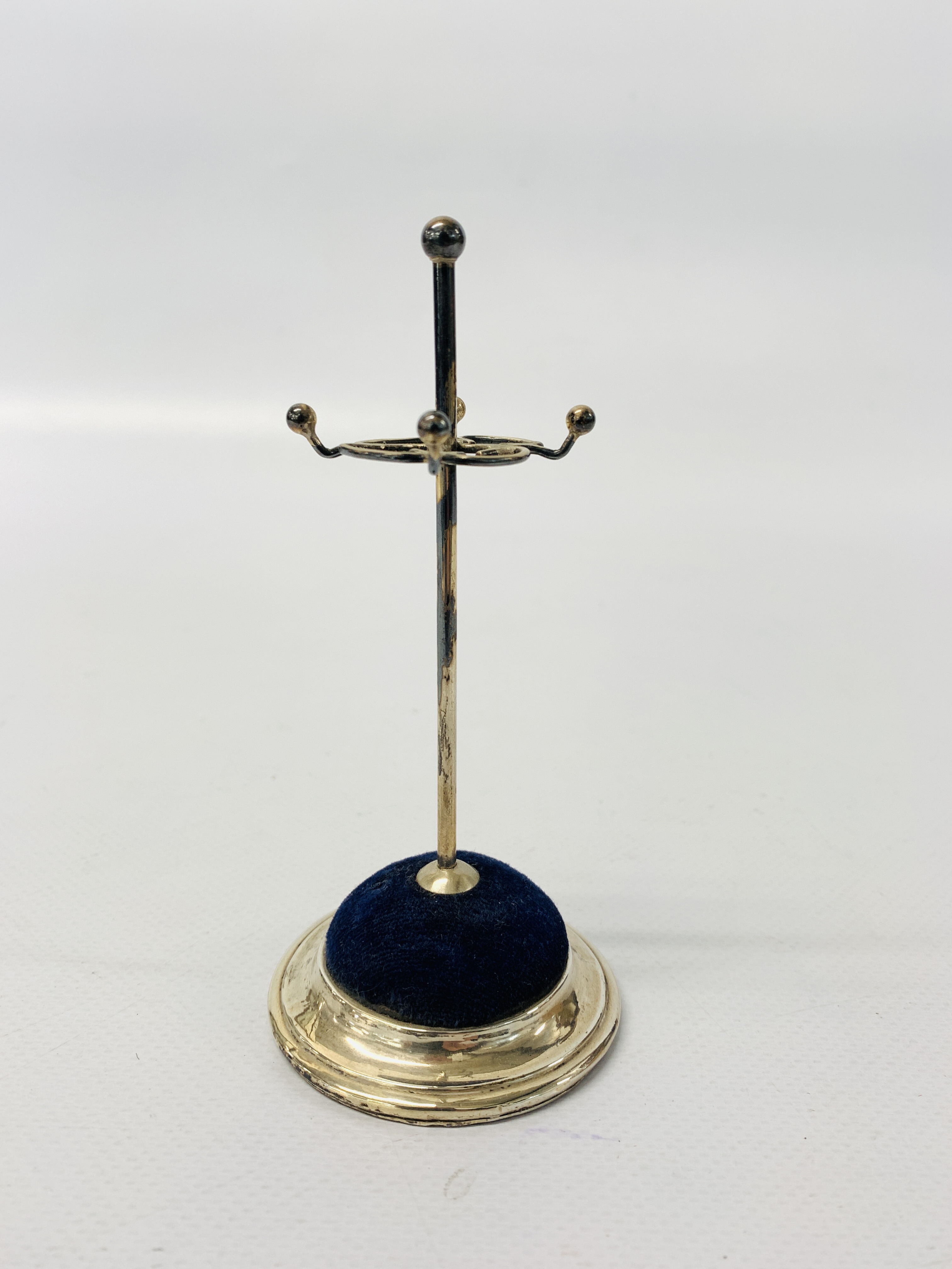 A SILVER HAT PIN STAND BY EW LTD, BIRMINGHAM 1908, HEIGHT 12.5CM.