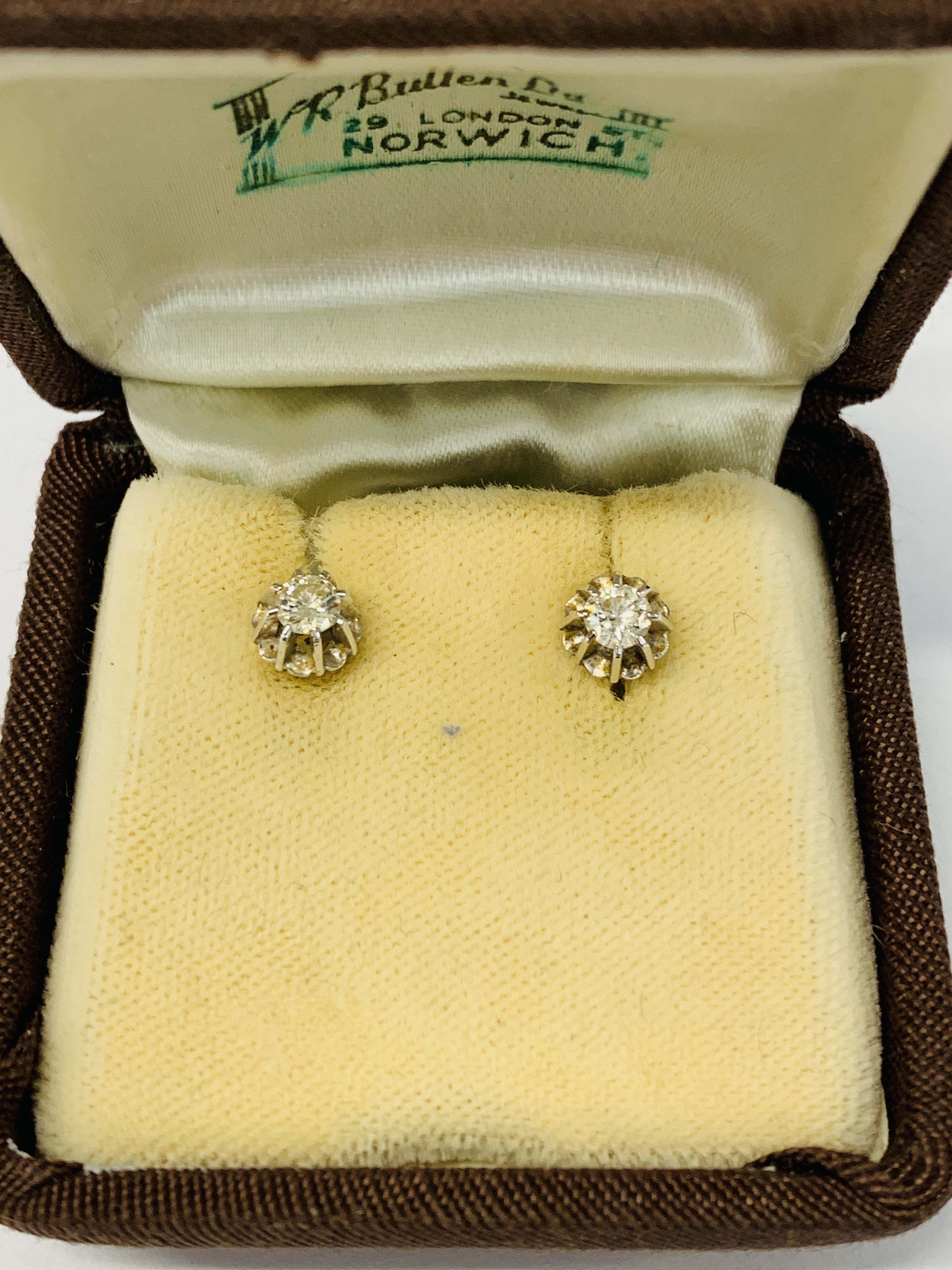 A PAIR OF 18CT WHITE GOLD DIAMOND STUD EARRINGS. - Image 2 of 6
