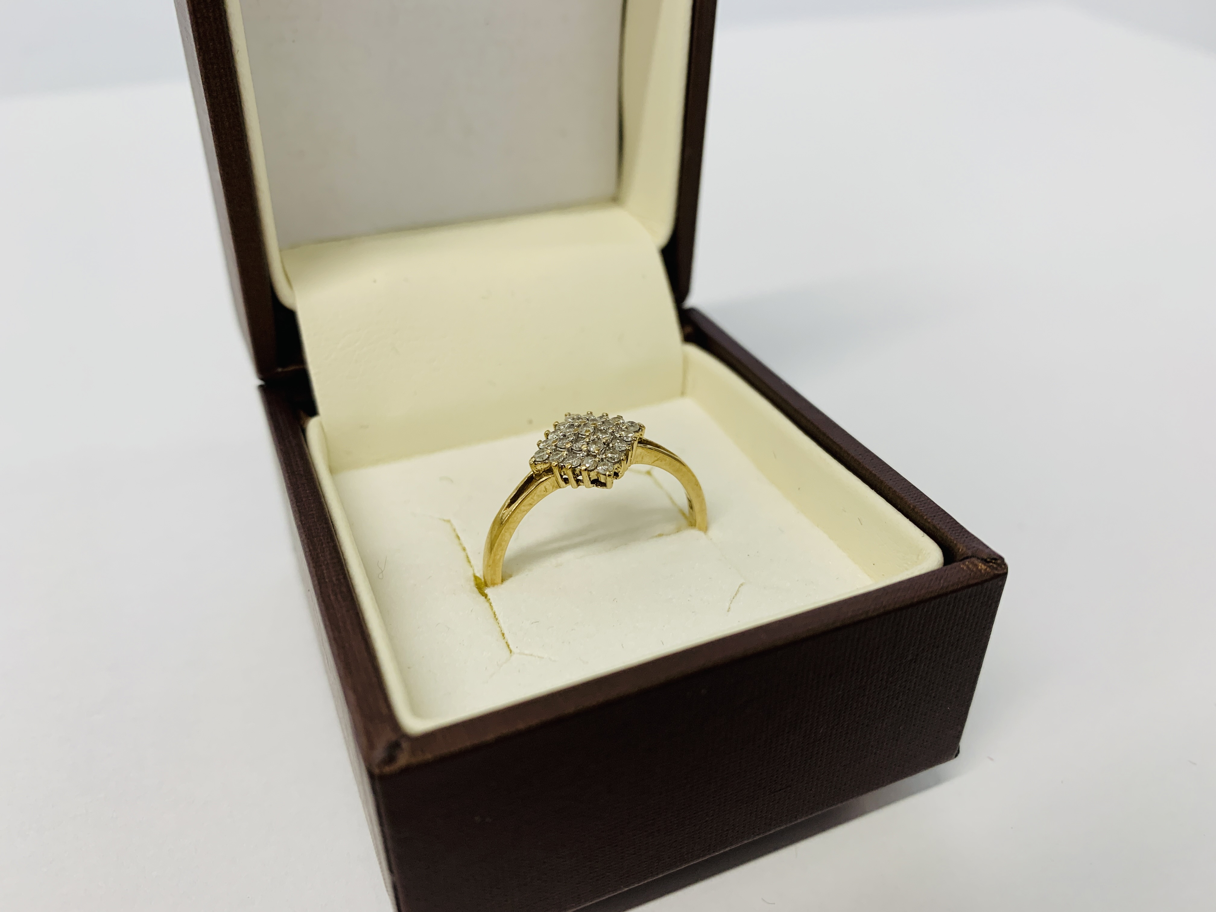 A 9CT GOLD DIAMOND SET CLUSTER RING - Image 2 of 10