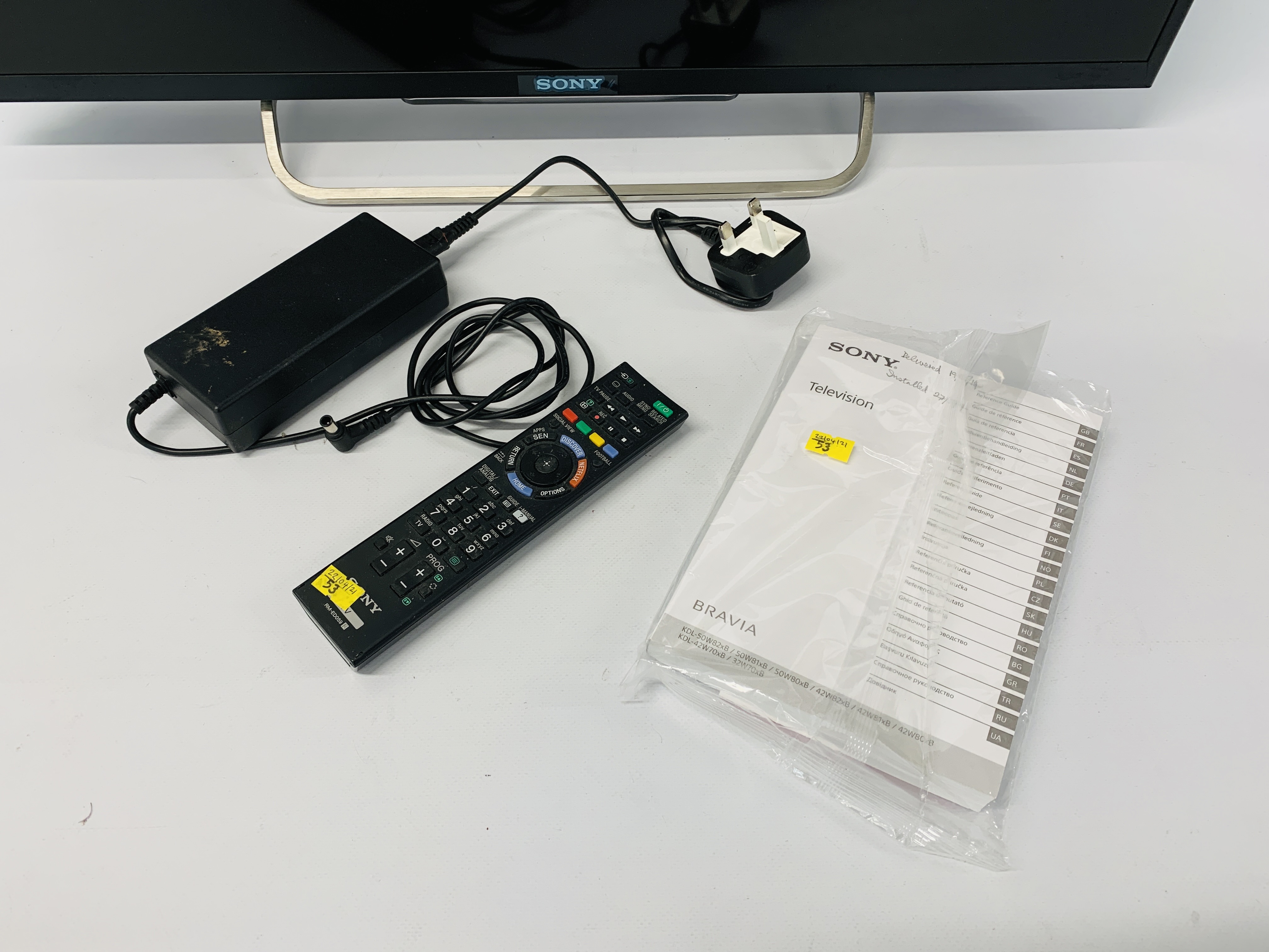 A SONY BRAVIA 32 INCH SMART TELEVISION MODEL KDL - 32W705B (REMOTE WITH AUCTIONEER) - SOLD AS SEEN - Image 3 of 9