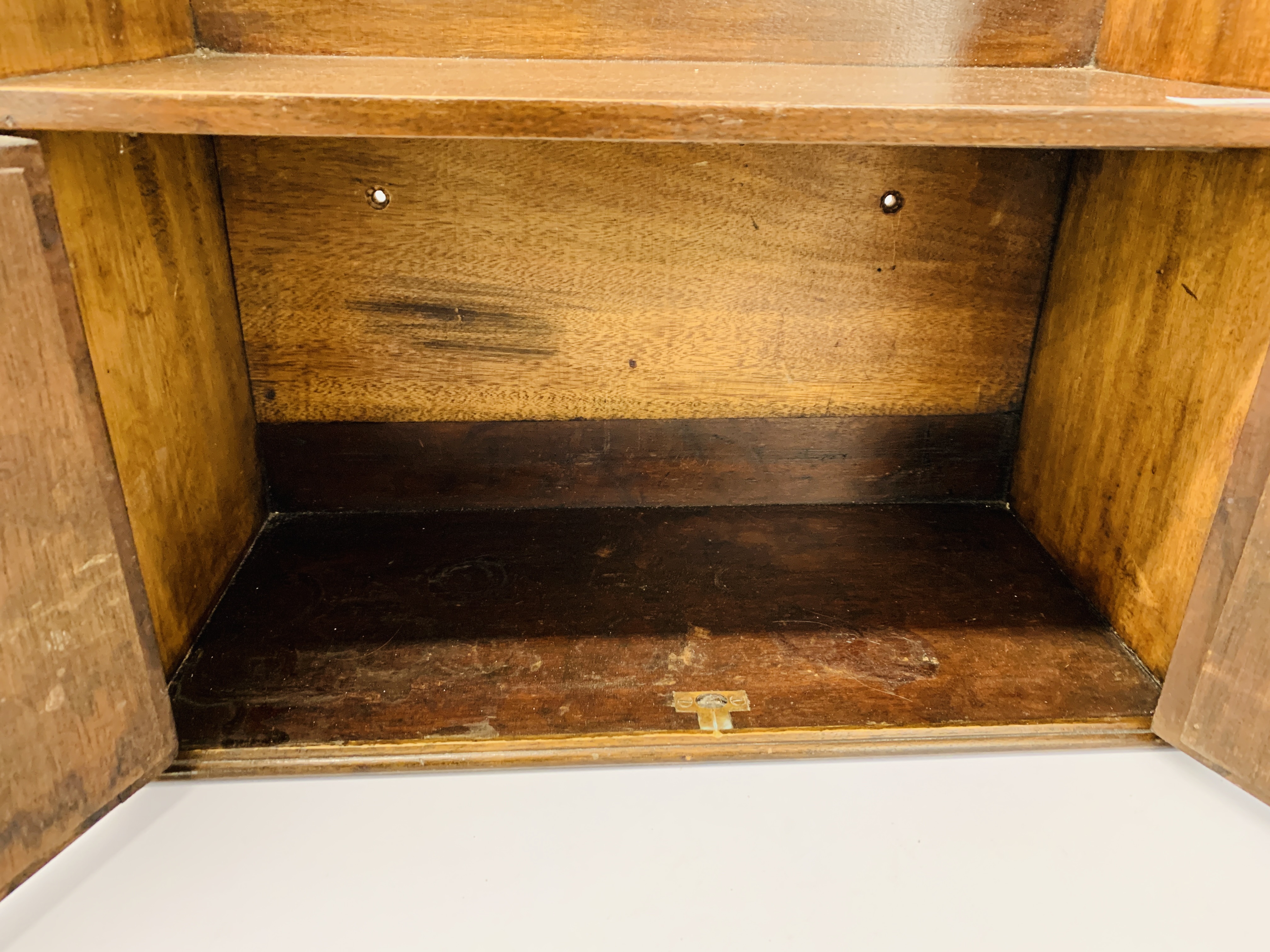 CARVED OAK WALL BRACKET ALONG WITH A VINTAGE MAHOGANY WALL CABINET - Image 4 of 8