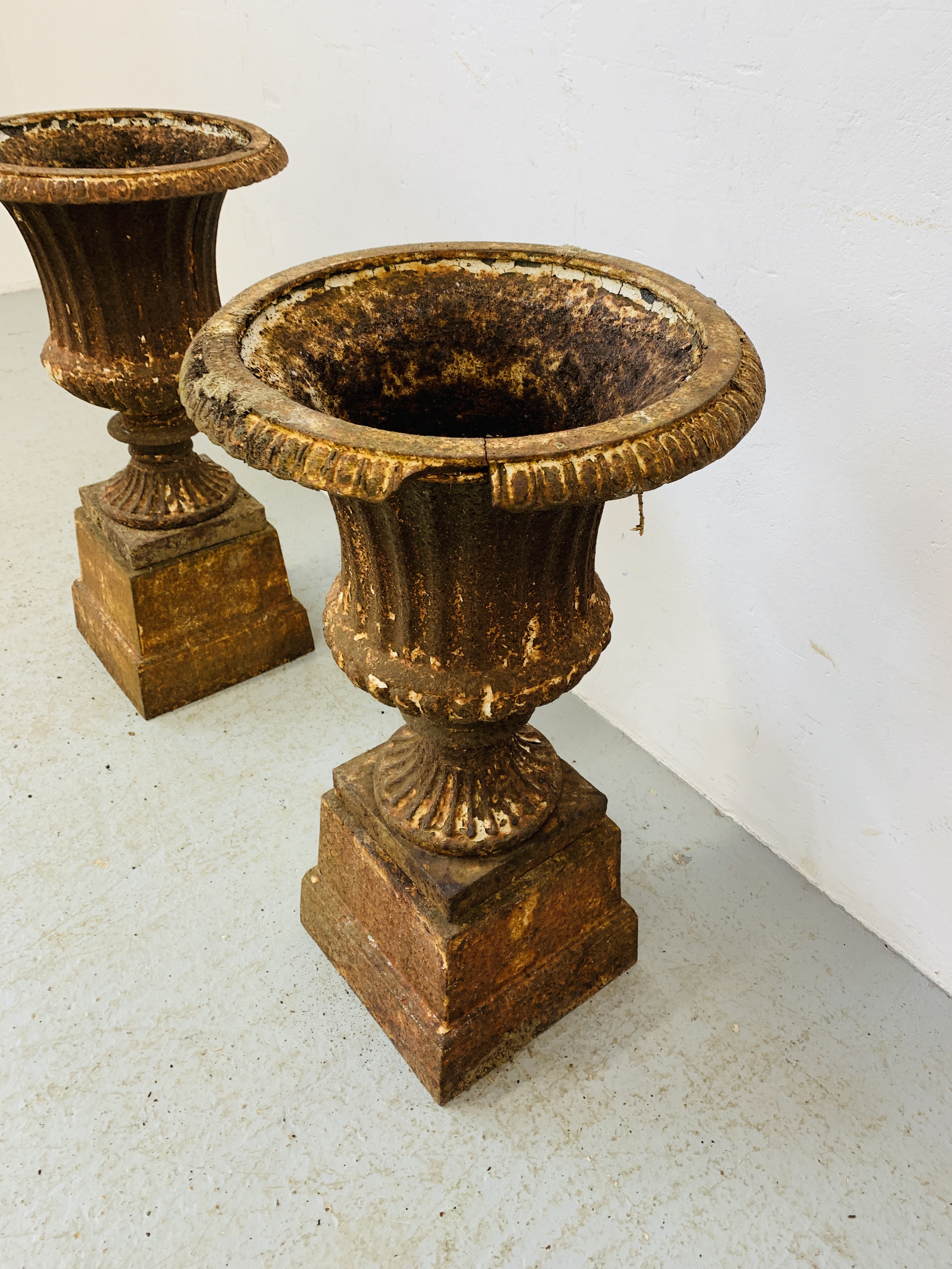 A PAIR OF CAST IRON TULIP SHAPE GARDEN URNS ON STANDS A/F CONDITION - OVERALL HEIGHT 68CM. - Image 9 of 13