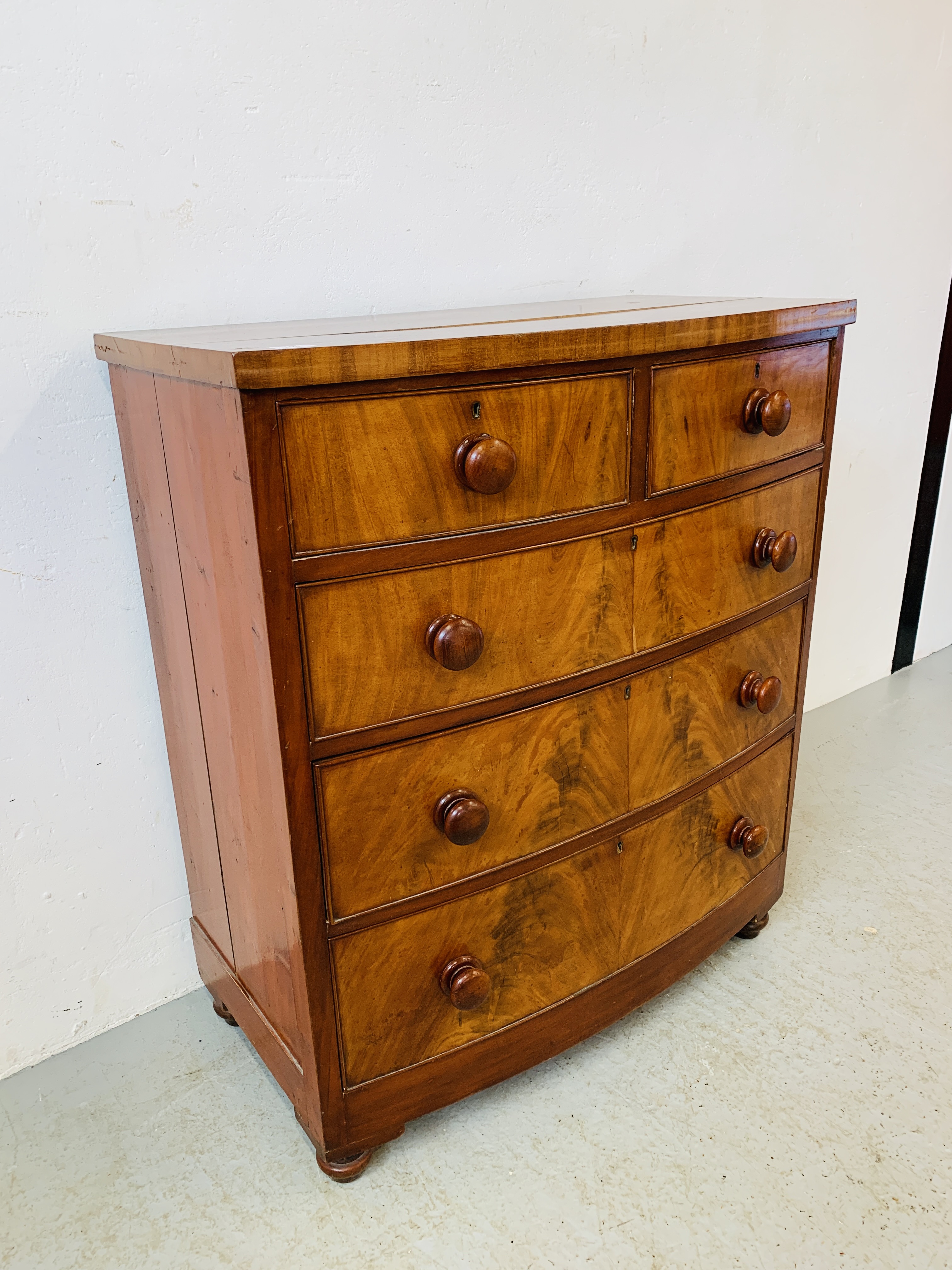 A MAHOGANY TWO OVER THREE BOW FRONTED CHEST OF DRAWERS - W 88CM. D 49CM. H 103CM. - Image 4 of 11