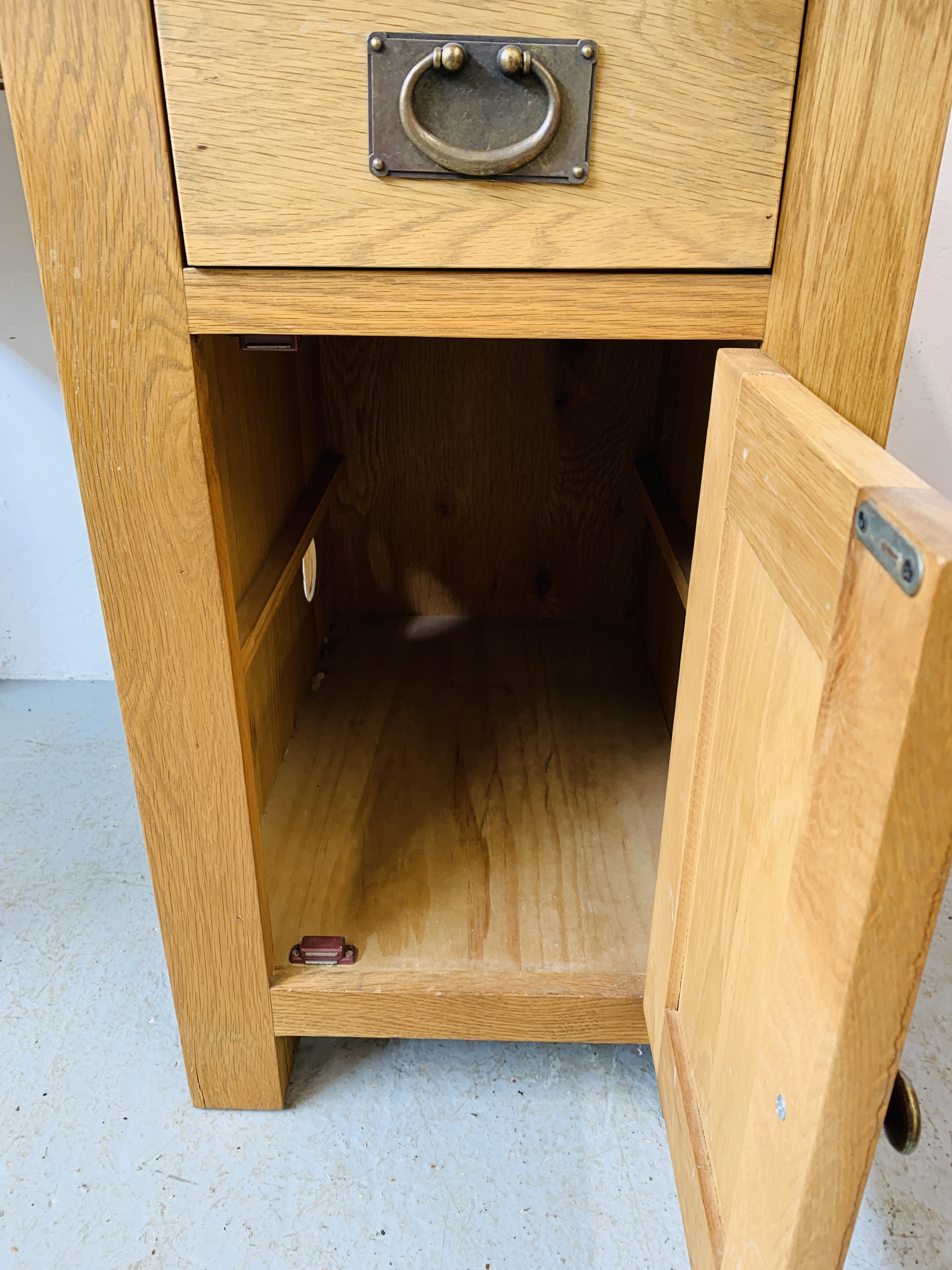 A MODERN LIGHT OAK SINGLE PEDESTAL COMPUTER DESK - W 110CM. D 65CM. H 80CM. - Image 9 of 9