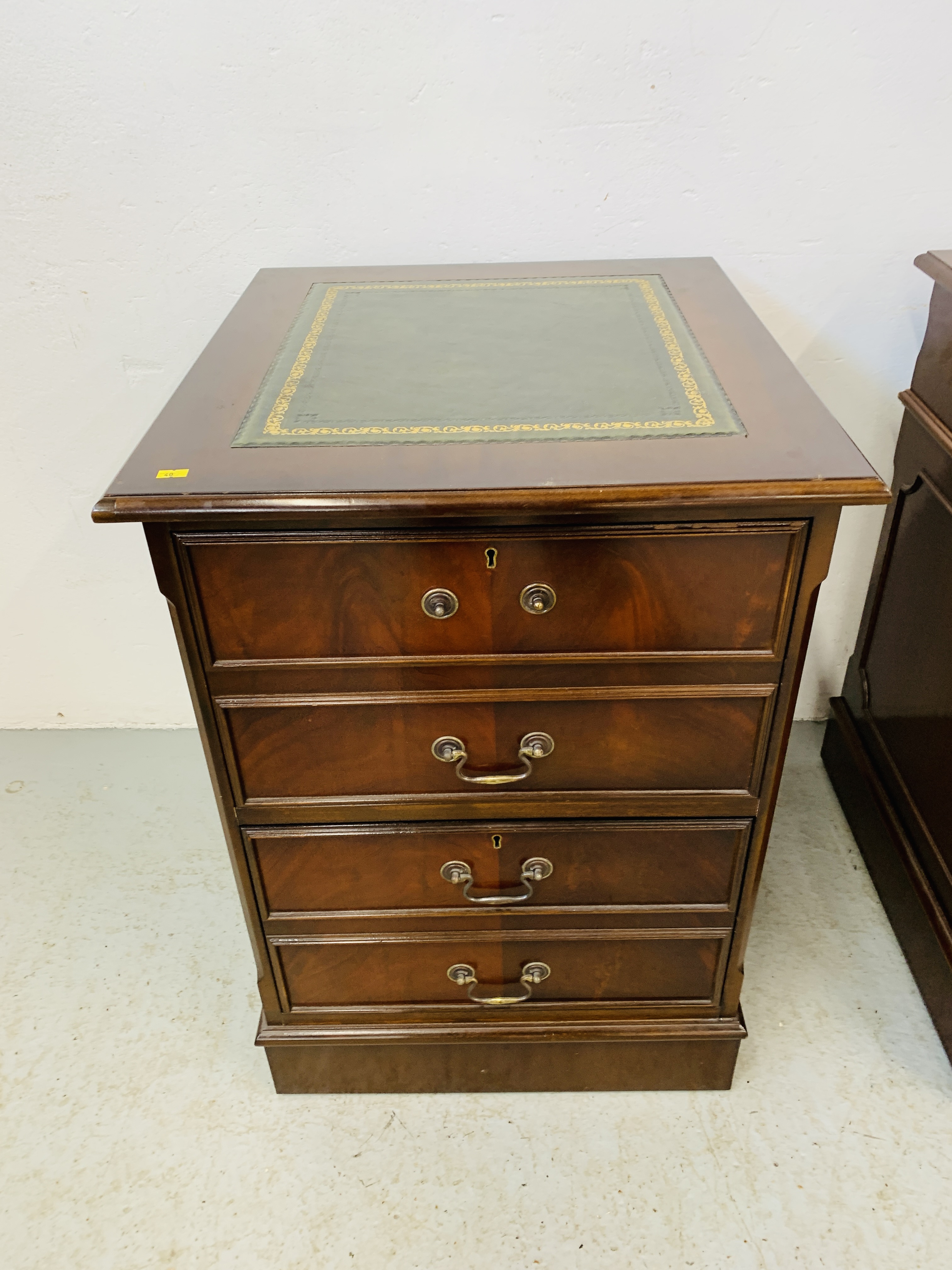 A REPRODUCTION MAHOGANY FINISH NINE DRAWER KNEE HOLE DESK WITH GREEN TOOLED LEATHER INSERT TO TOP - Image 9 of 14