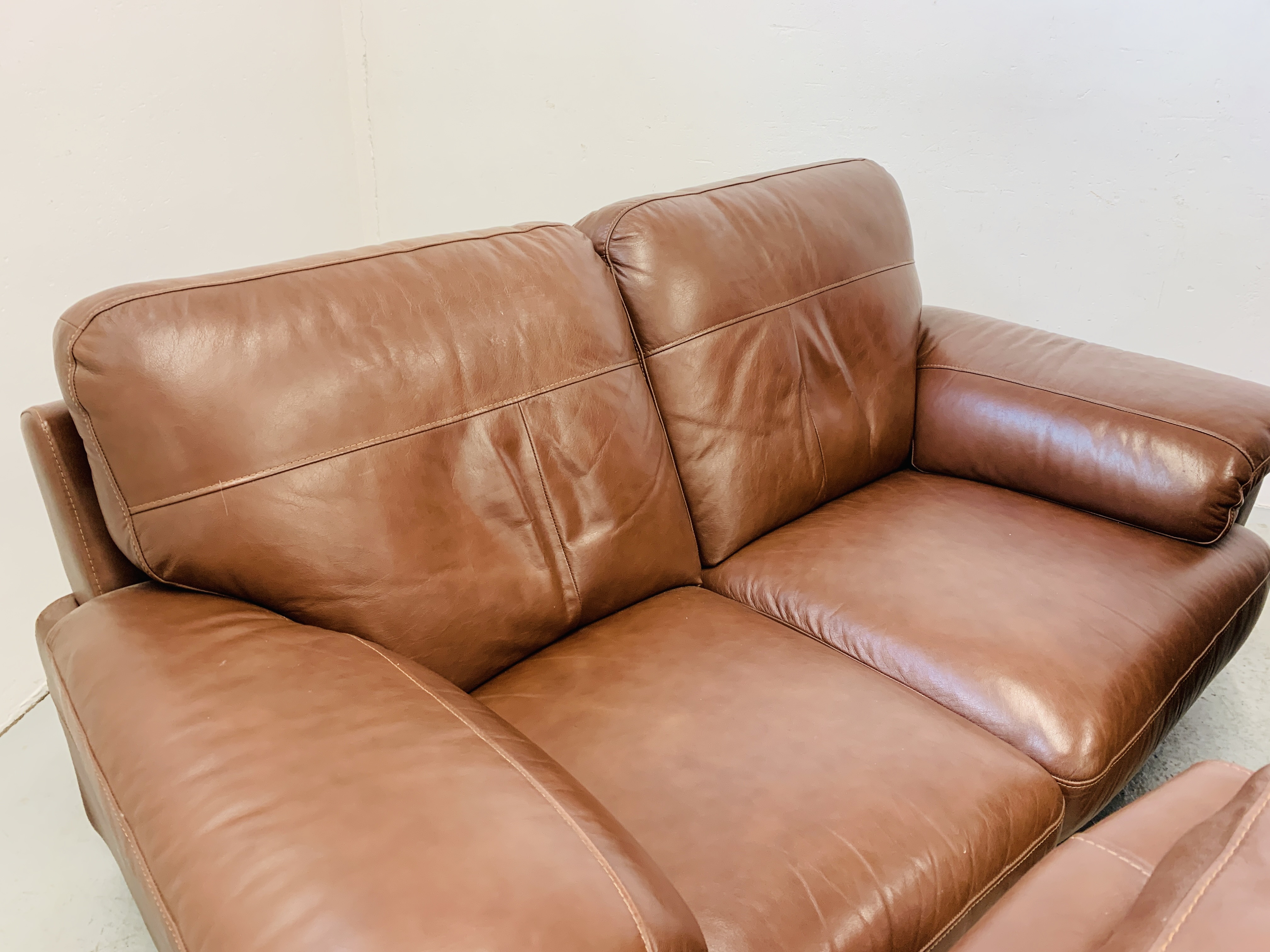 A GOOD QUALITY TAN LEATHER THREE PIECE LOUNGE SUITE WITH MATCHING POUFFE - Image 13 of 17