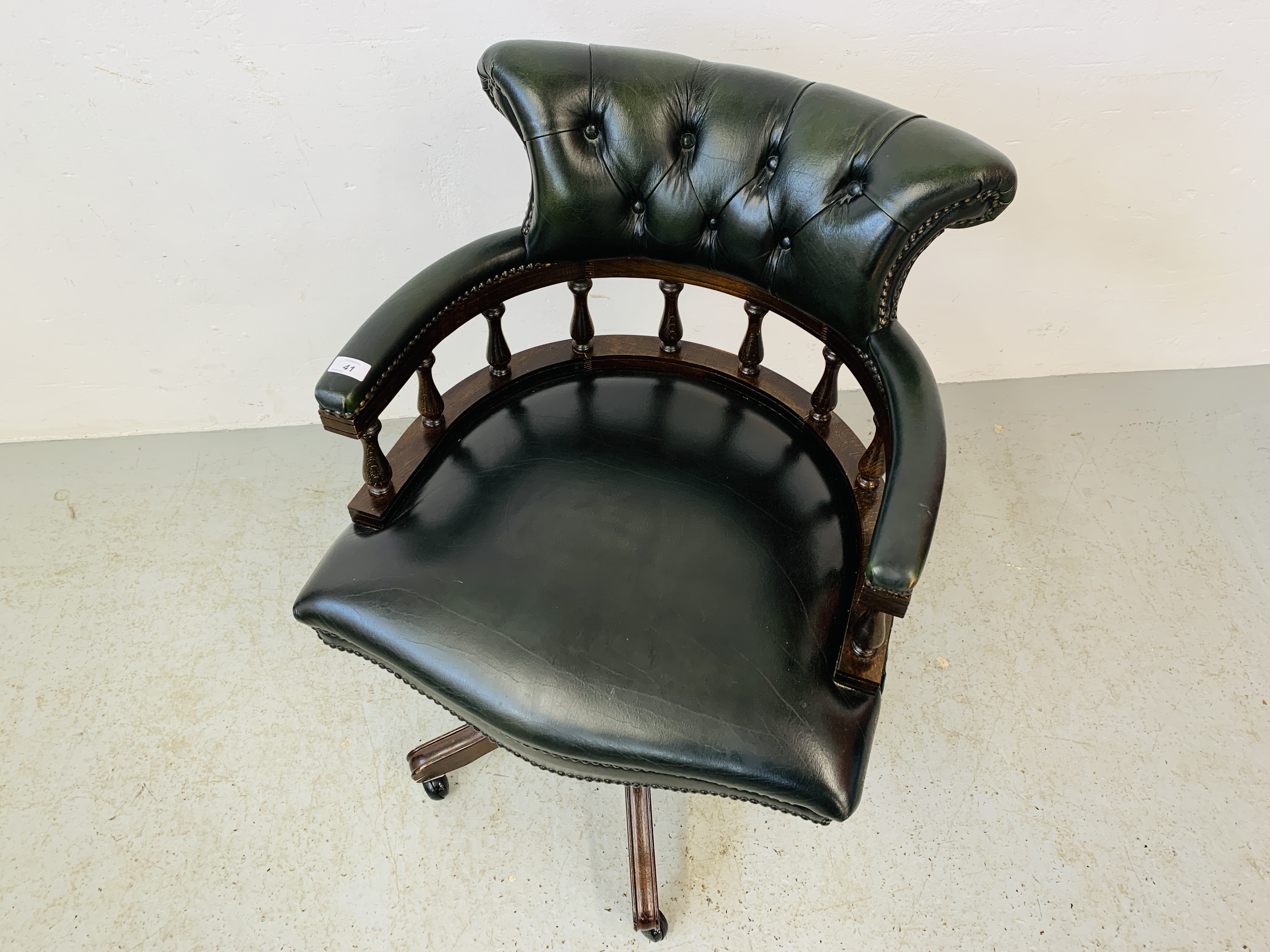 A BOTTLE GREEN BUTTON BACK LEATHER REVOLVING OFFICE CHAIR - Image 5 of 10
