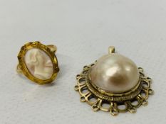 A 10CT GOLD CAMEO RING ALONG WITH A 9CT GOLD PENDANT MOUNTED WITH PEARL