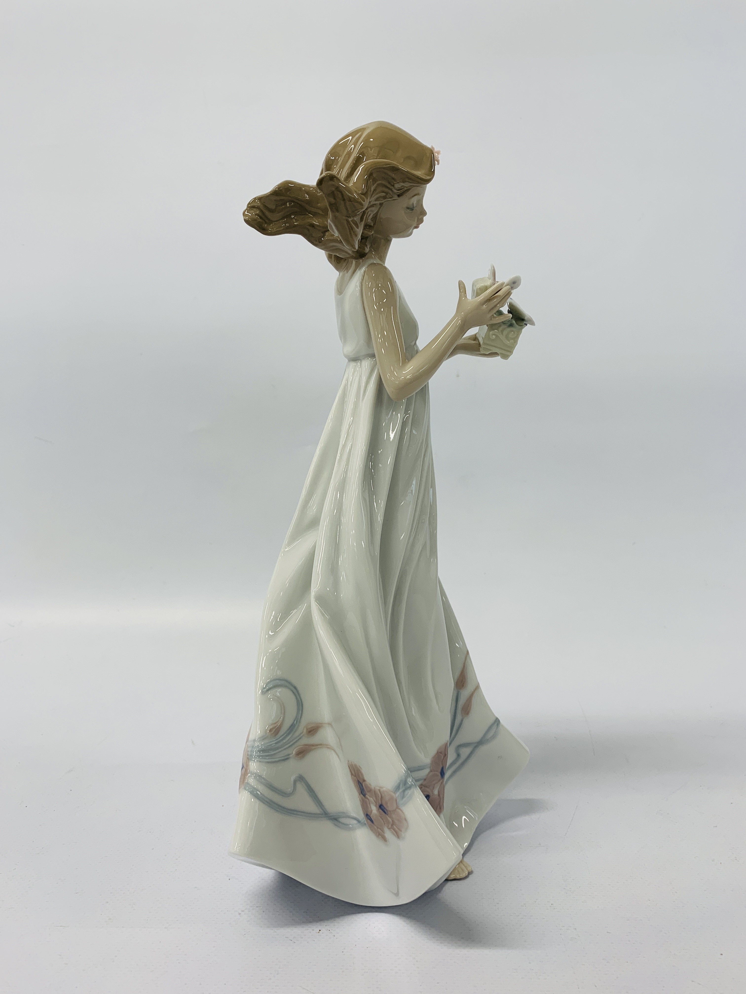 LLADRO FIGURINE 6777 "BUTTERFLY TREASURES" 32 CM. - Image 4 of 7