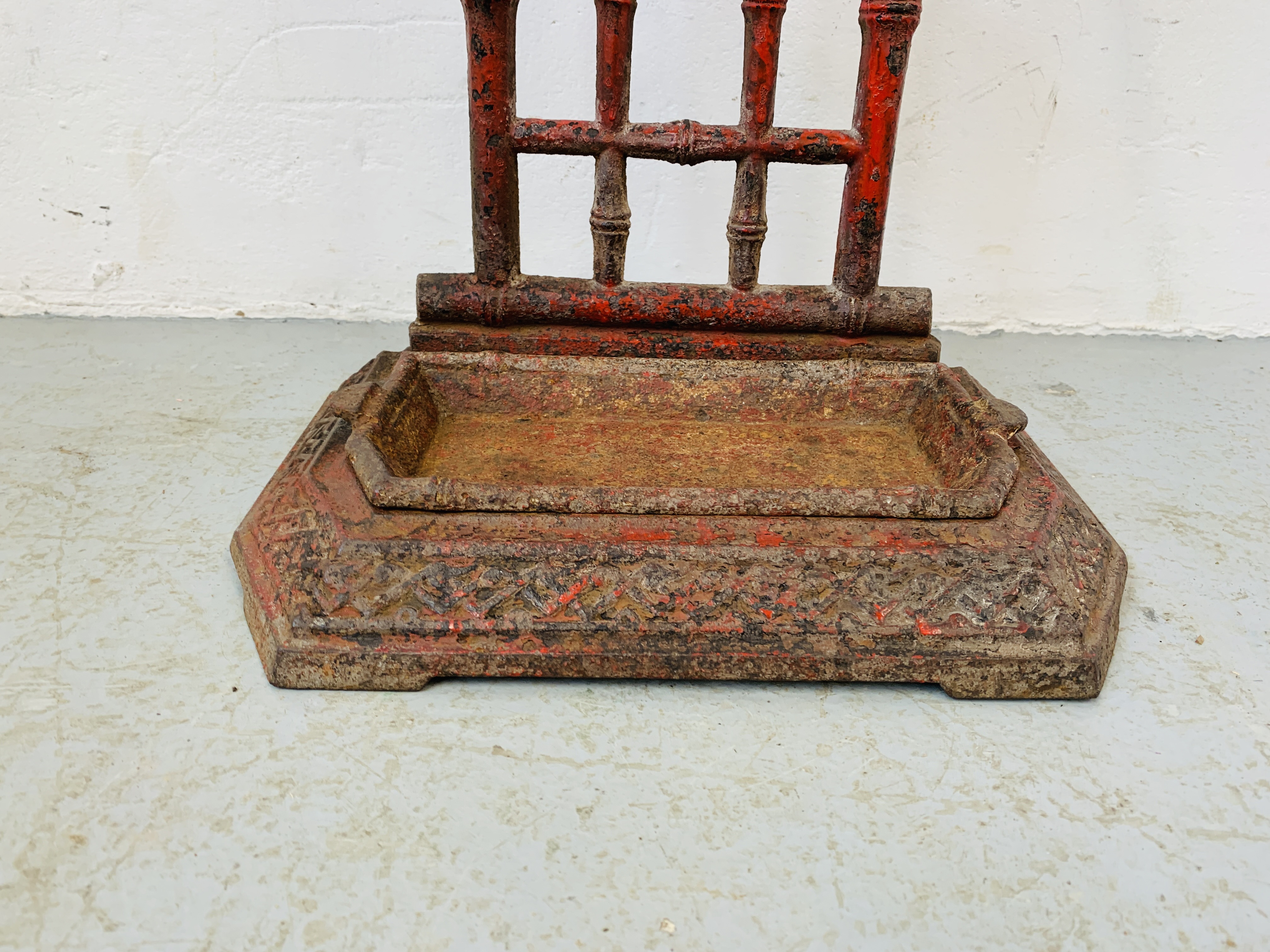 ANTIQUE CAST IRON UMBRELLA STAND - BAMBOO DESIGN (FLAKED RED PAINT) H 70CM. - Image 5 of 6