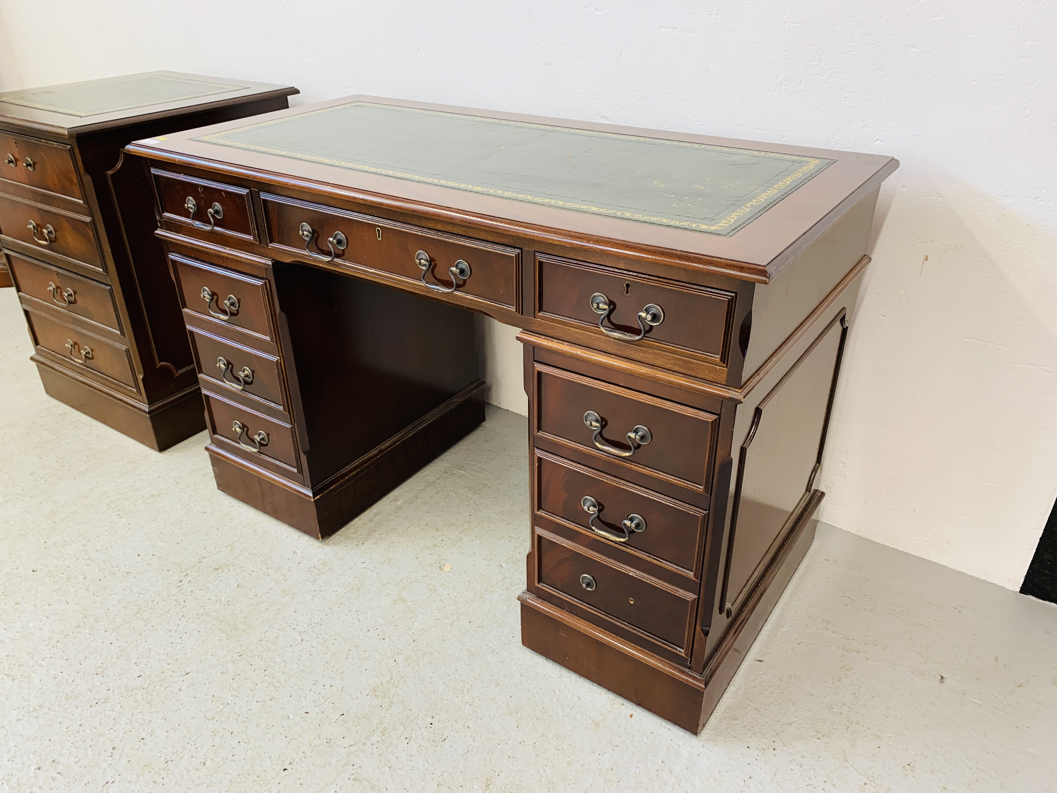 A REPRODUCTION MAHOGANY FINISH NINE DRAWER KNEE HOLE DESK WITH GREEN TOOLED LEATHER INSERT TO TOP - Image 3 of 14