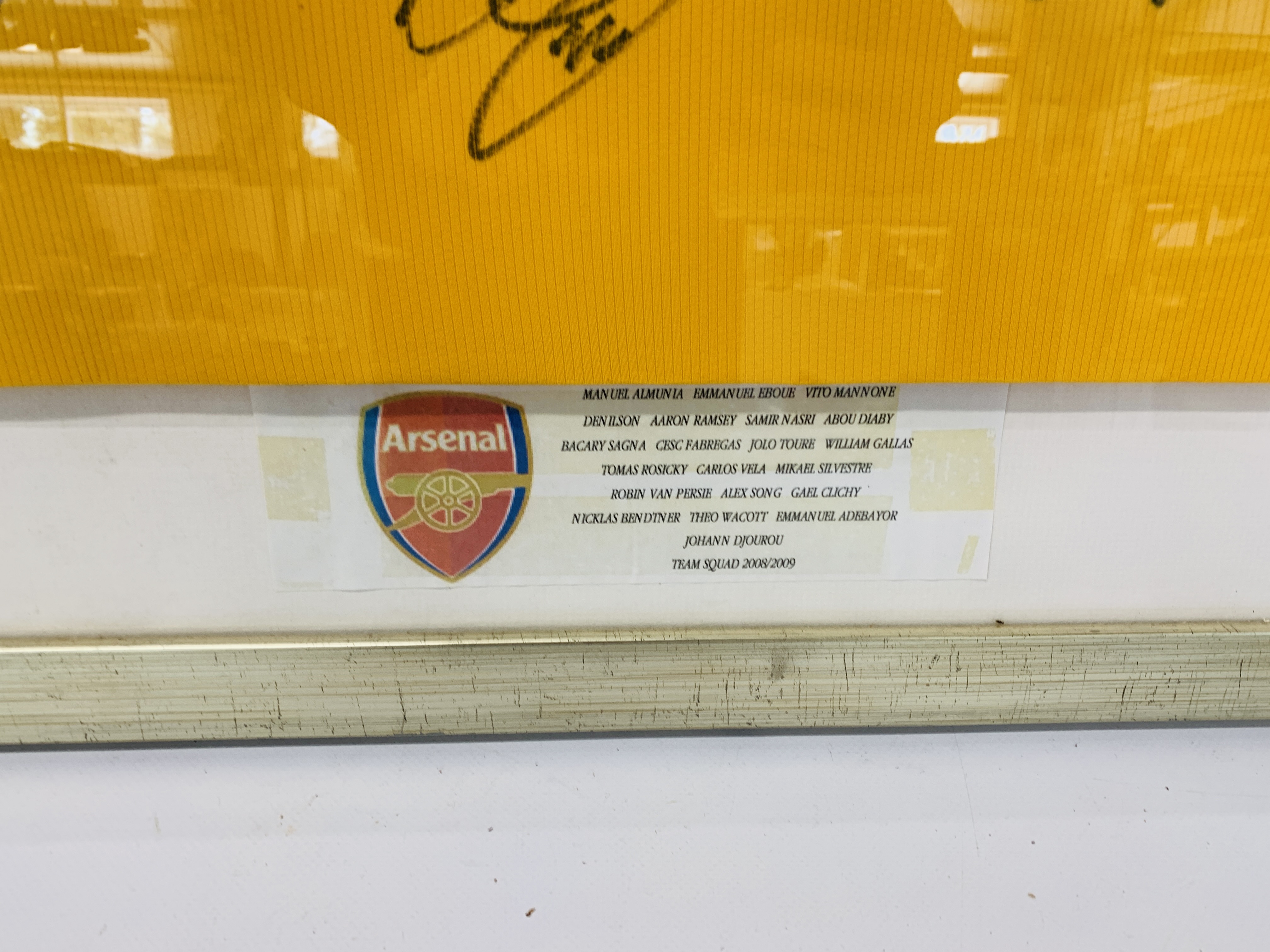A MULTI SIGNED ARSENAL FOOTBALL SHIRT TEAM SQUAD 2007 / 2008 WITH CERTIFICATE AND FRAMED SIGNED - Image 4 of 13