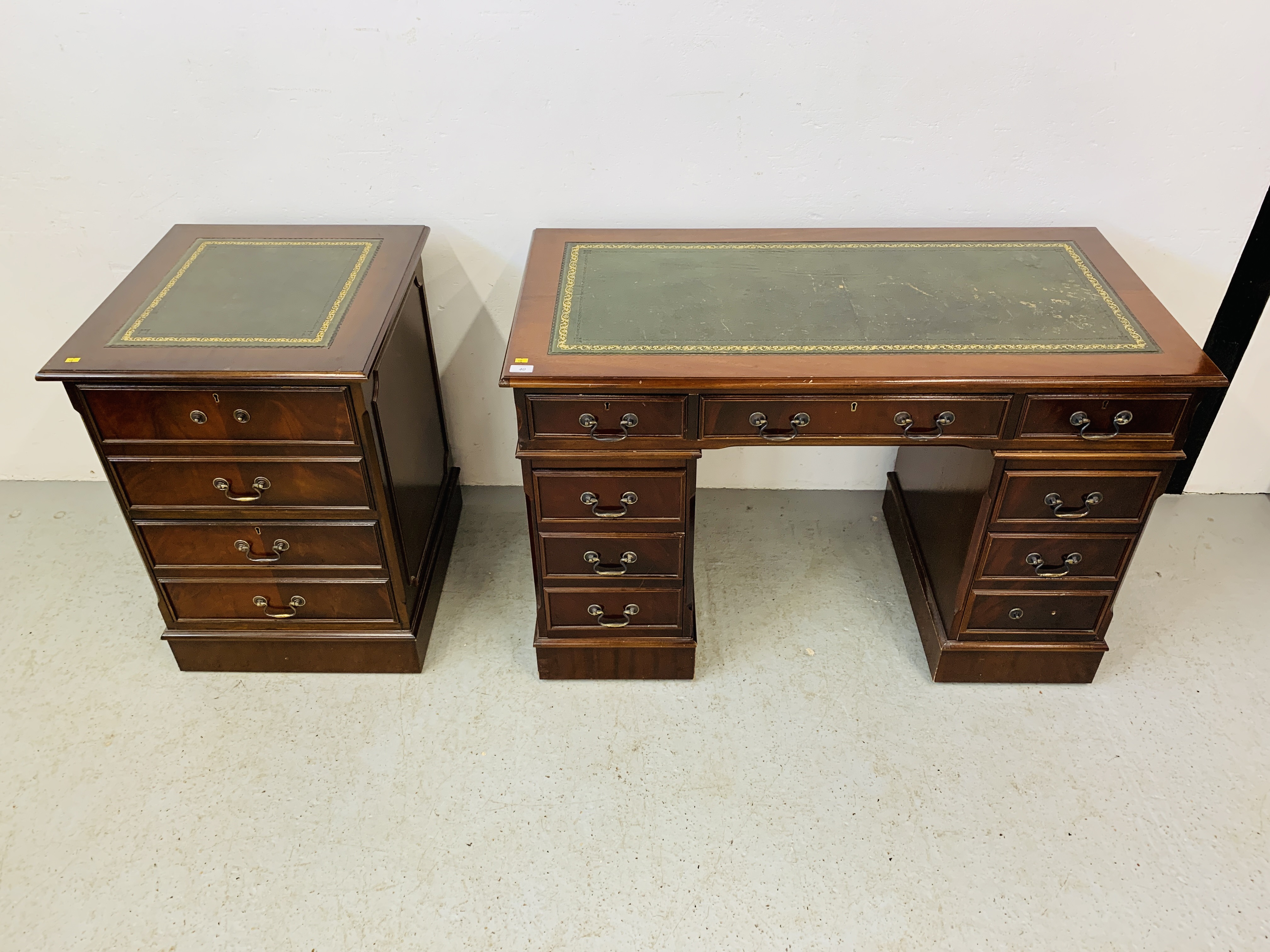 A REPRODUCTION MAHOGANY FINISH NINE DRAWER KNEE HOLE DESK WITH GREEN TOOLED LEATHER INSERT TO TOP - Image 2 of 14