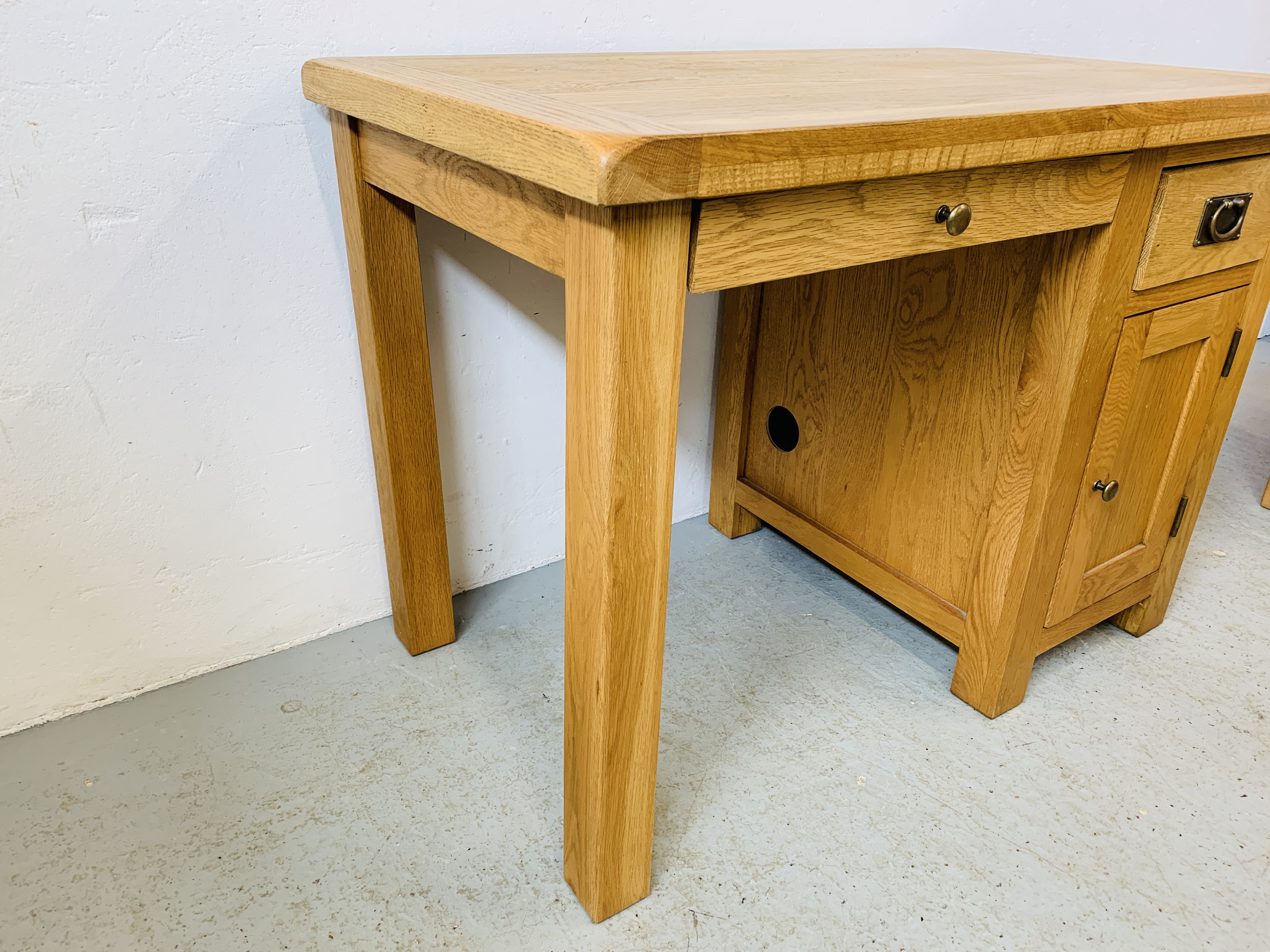 A MODERN LIGHT OAK SINGLE PEDESTAL COMPUTER DESK - W 110CM. D 65CM. H 80CM. - Image 5 of 9