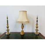 A GOOD QUALITY MARBLE TABLE LAMP ALONG WITH A PAIR OF MODERN POLISHED METAL TABLE LAMPS - SOLD AS