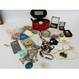 BOX OF COSTUME JEWELLERY TO INCLUDE BEADS AND BROOCHES TOGETHER WITH A BOX OF MIXED LADIES AND
