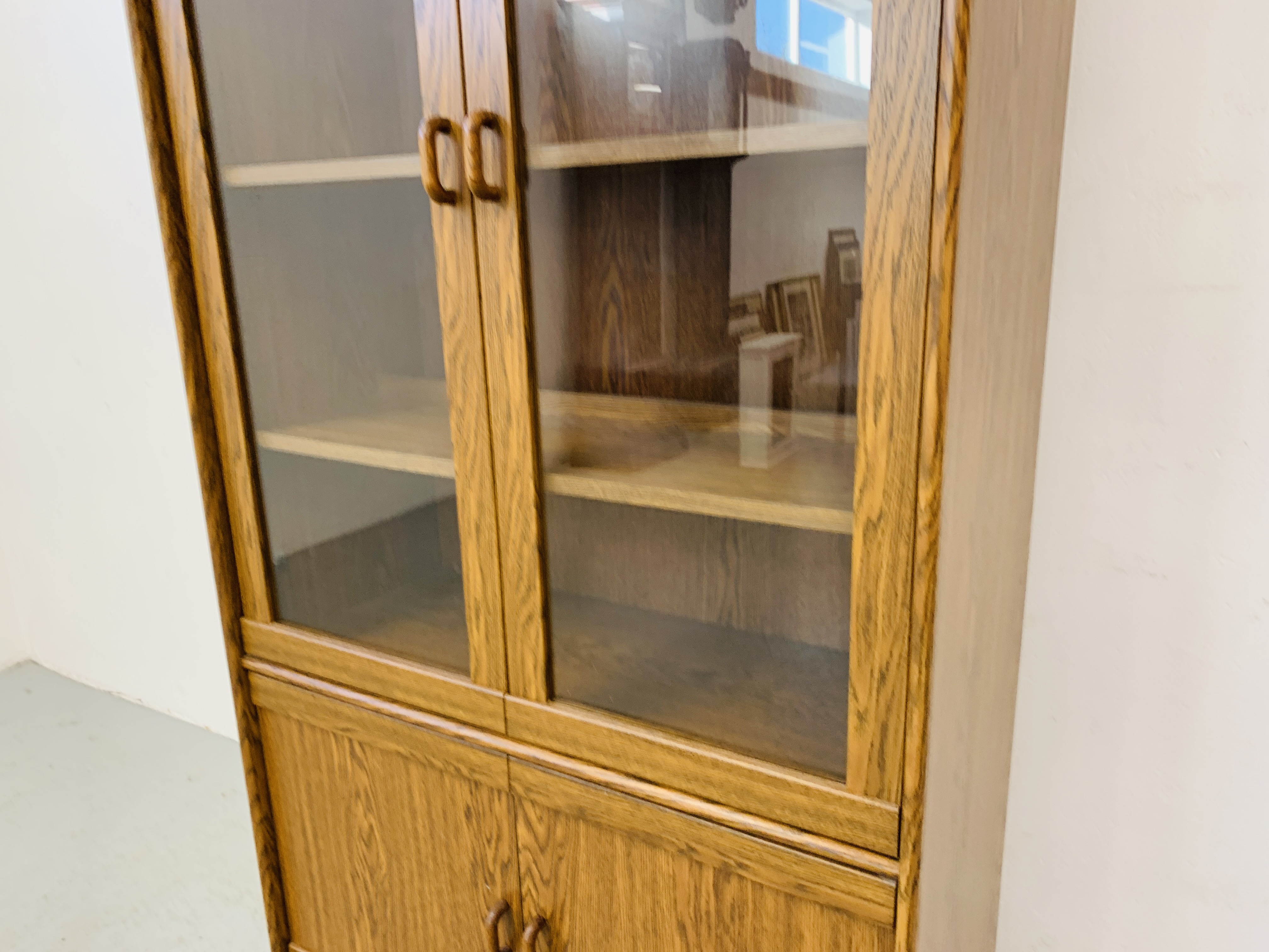 AN OAK EFFECT FINISH PART GLAZED DISPLAY CABINET - W 91CM. D 40CM. H 182CM. - Image 4 of 6