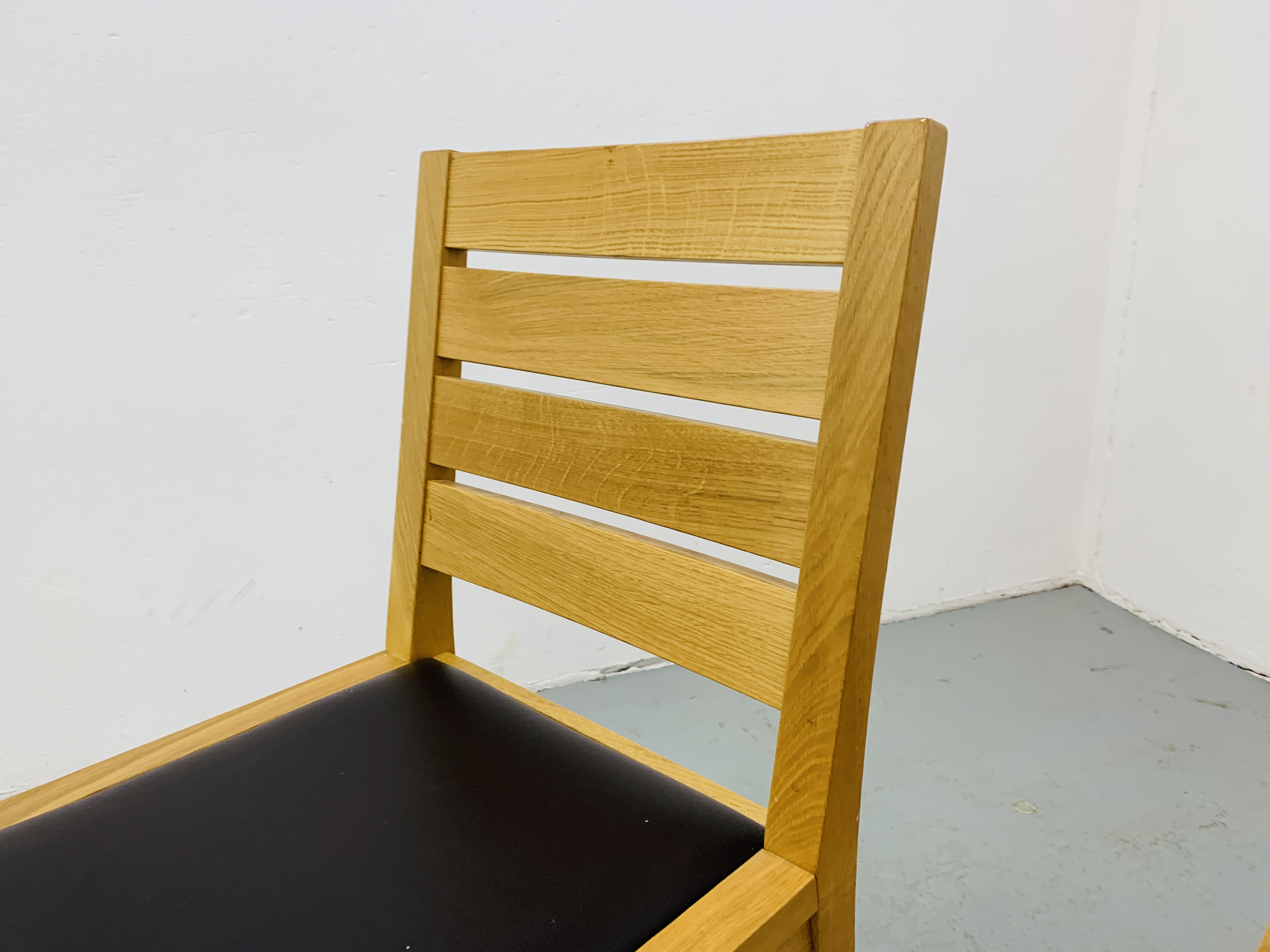 A PAIR OF LIGHT OAK MODERN SIDE CHAIRS - Image 7 of 9