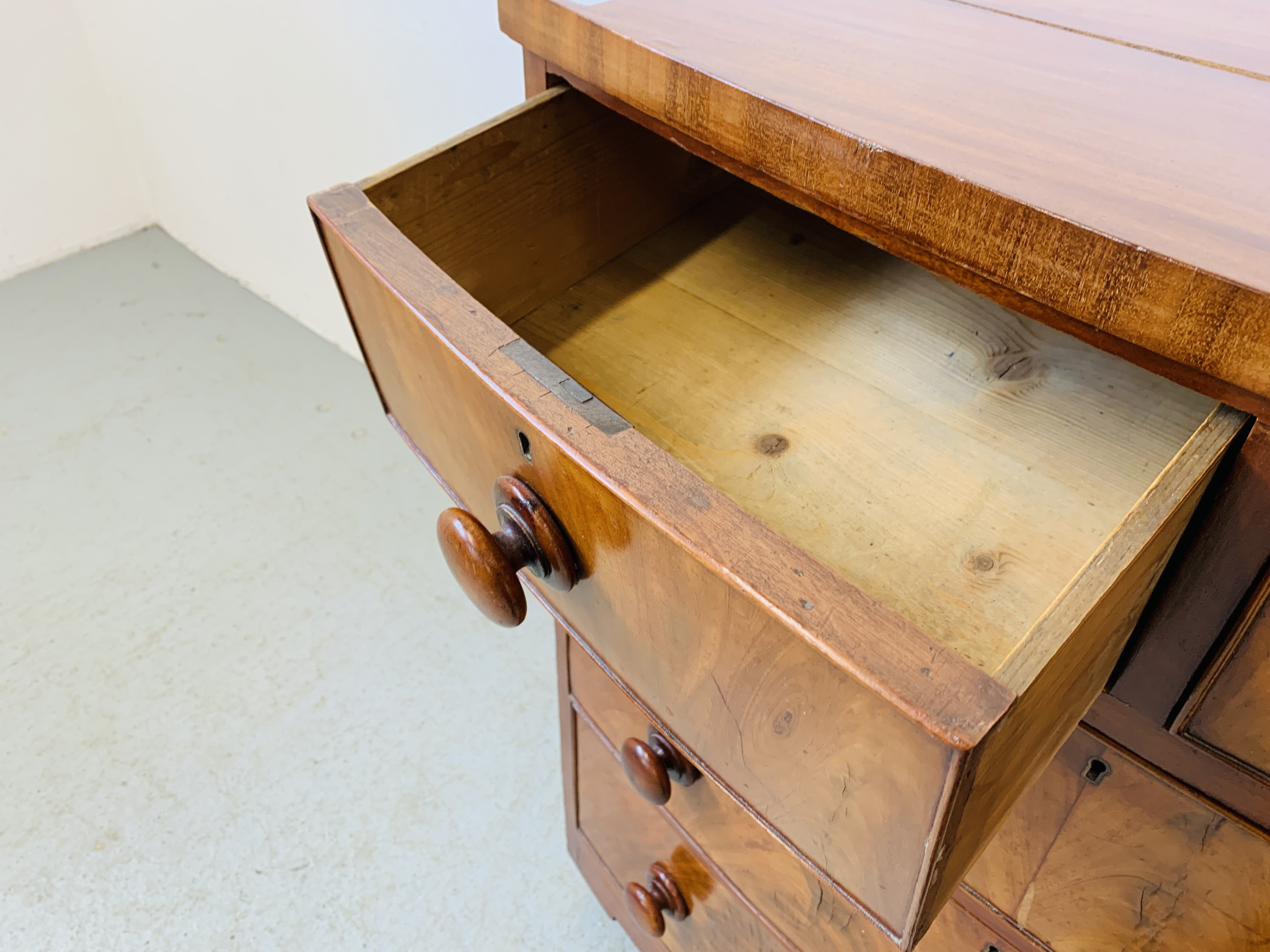 A MAHOGANY TWO OVER THREE BOW FRONTED CHEST OF DRAWERS - W 88CM. D 49CM. H 103CM. - Image 10 of 11