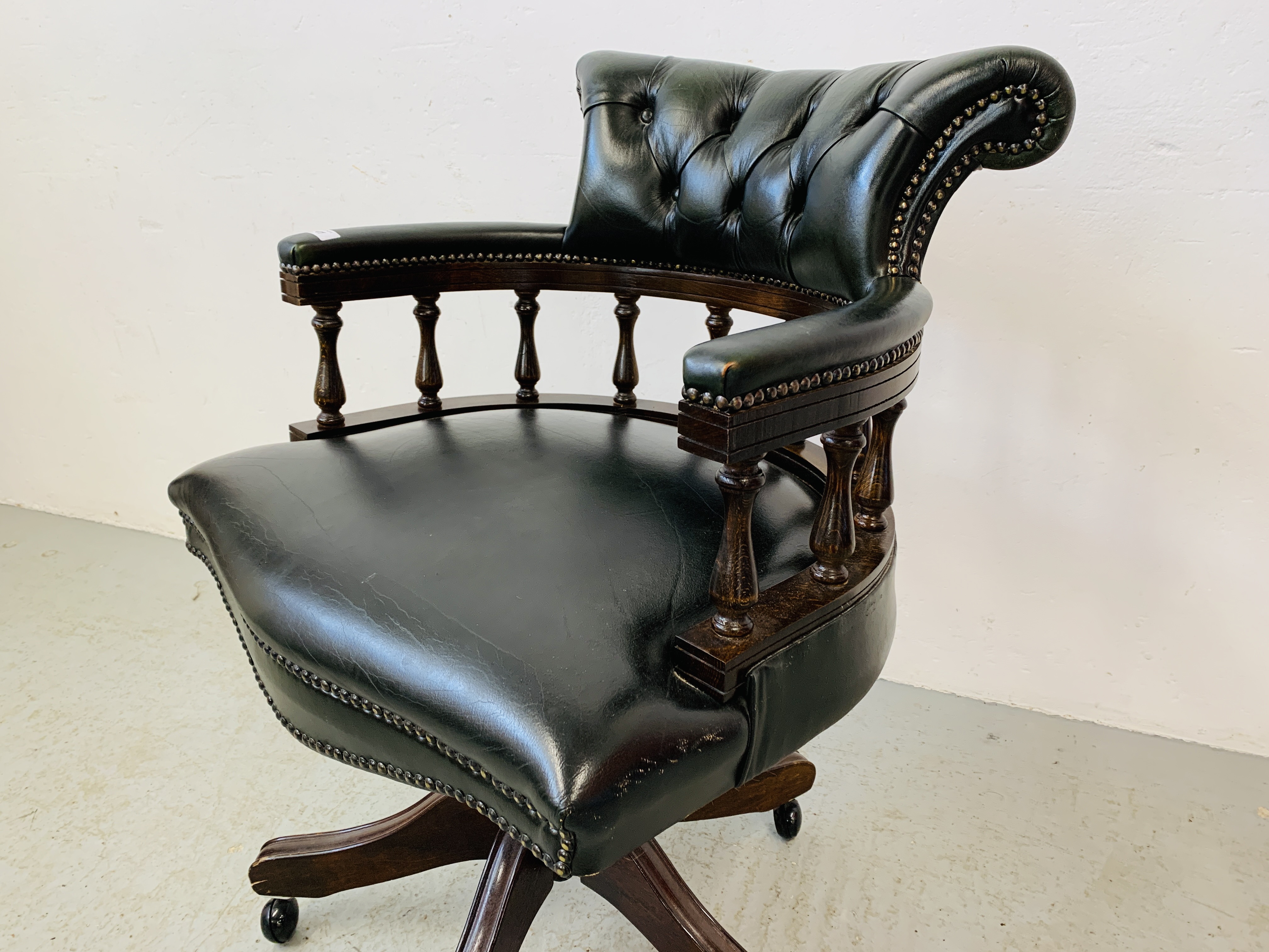 A BOTTLE GREEN BUTTON BACK LEATHER REVOLVING OFFICE CHAIR - Image 7 of 10