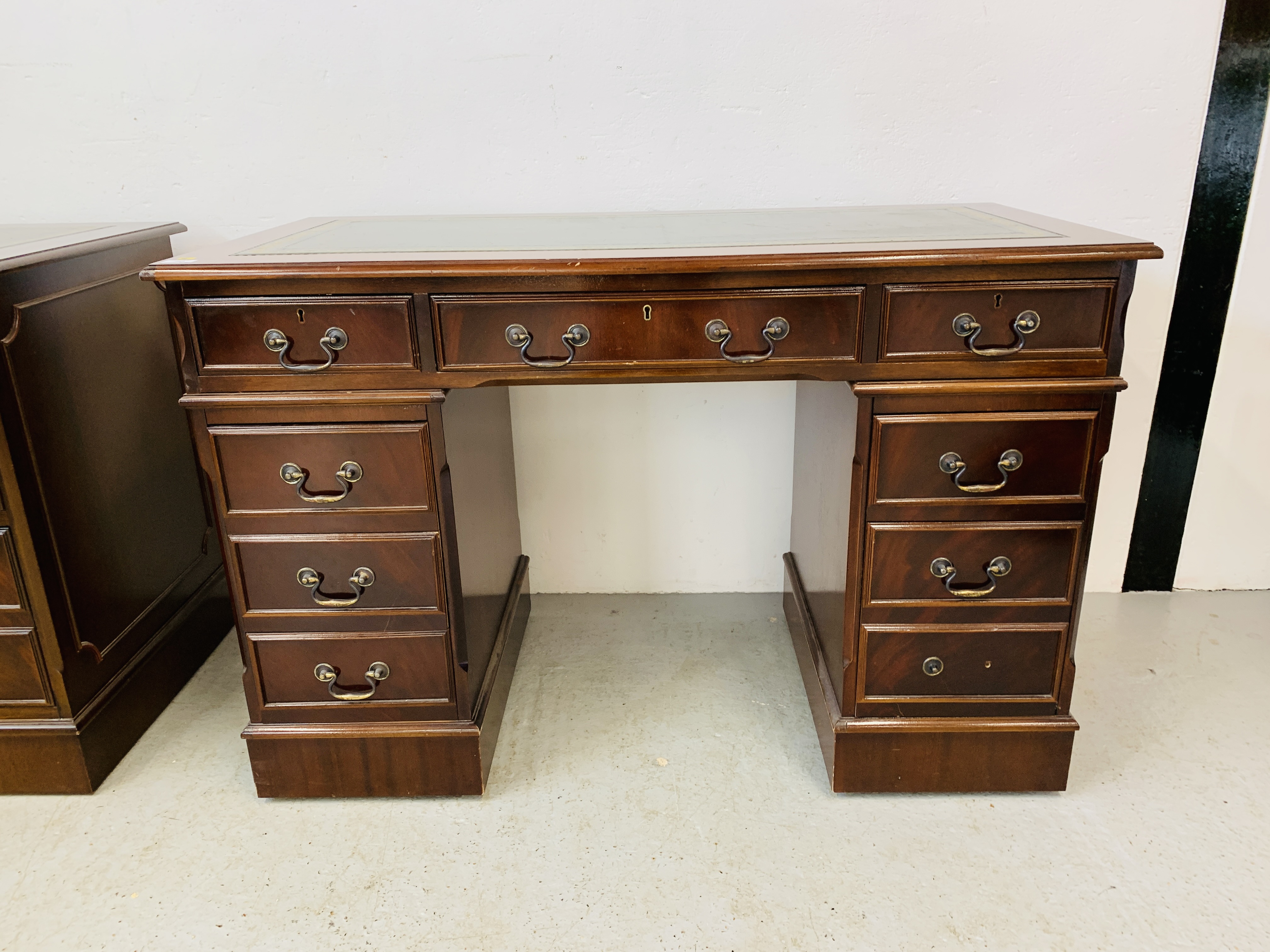 A REPRODUCTION MAHOGANY FINISH NINE DRAWER KNEE HOLE DESK WITH GREEN TOOLED LEATHER INSERT TO TOP - Image 6 of 14