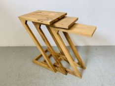 A SET OF THREE GRADUATED ACACIA OCCASIONAL TABLES.