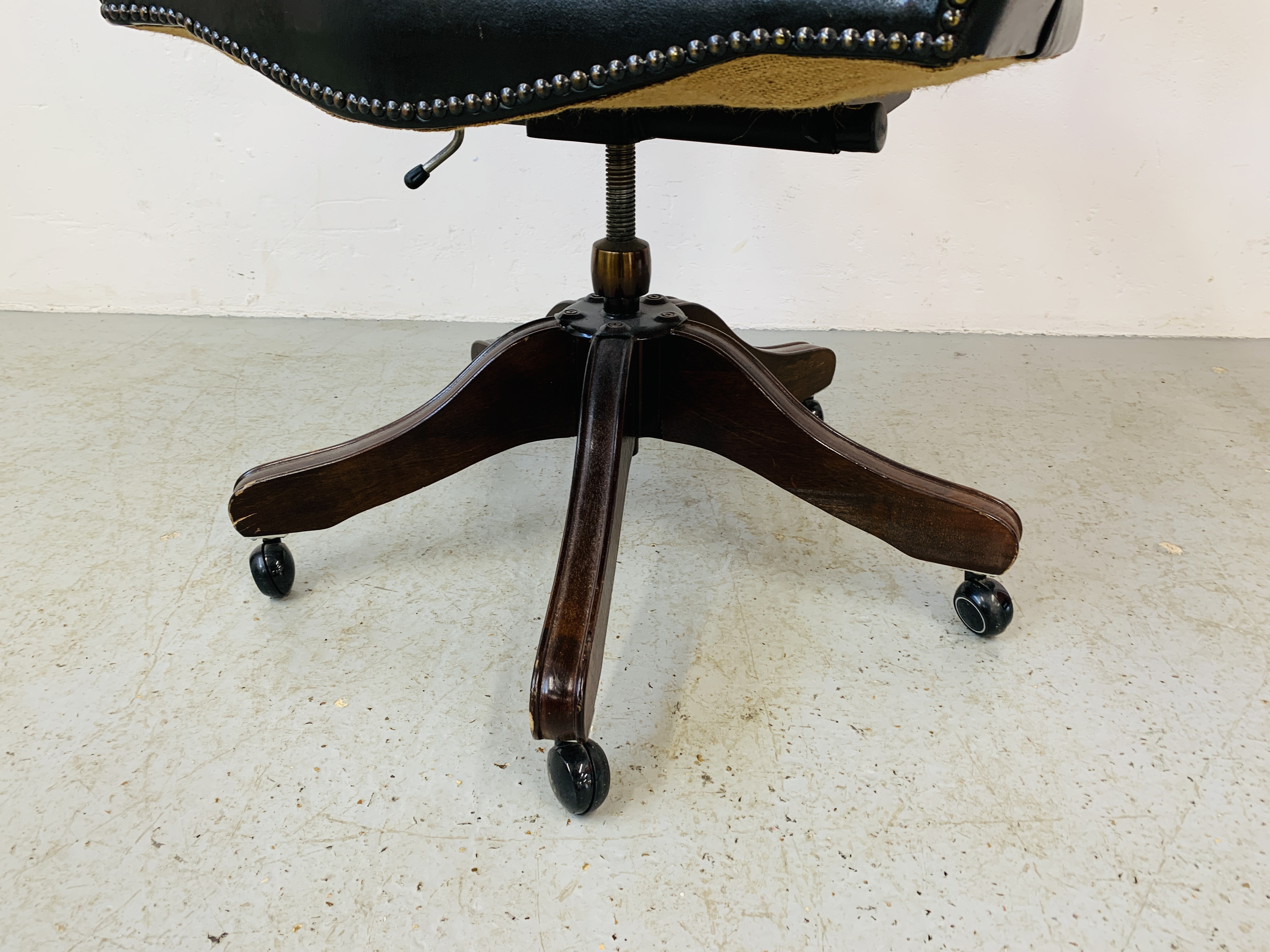 A BOTTLE GREEN BUTTON BACK LEATHER REVOLVING OFFICE CHAIR - Image 3 of 10