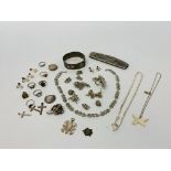 COLLECTION OF VINTAGE JEWELLERY TO INCLUDE SILVER BUCKLE BRACELET, SILVER TO INCLUDE BADGES,